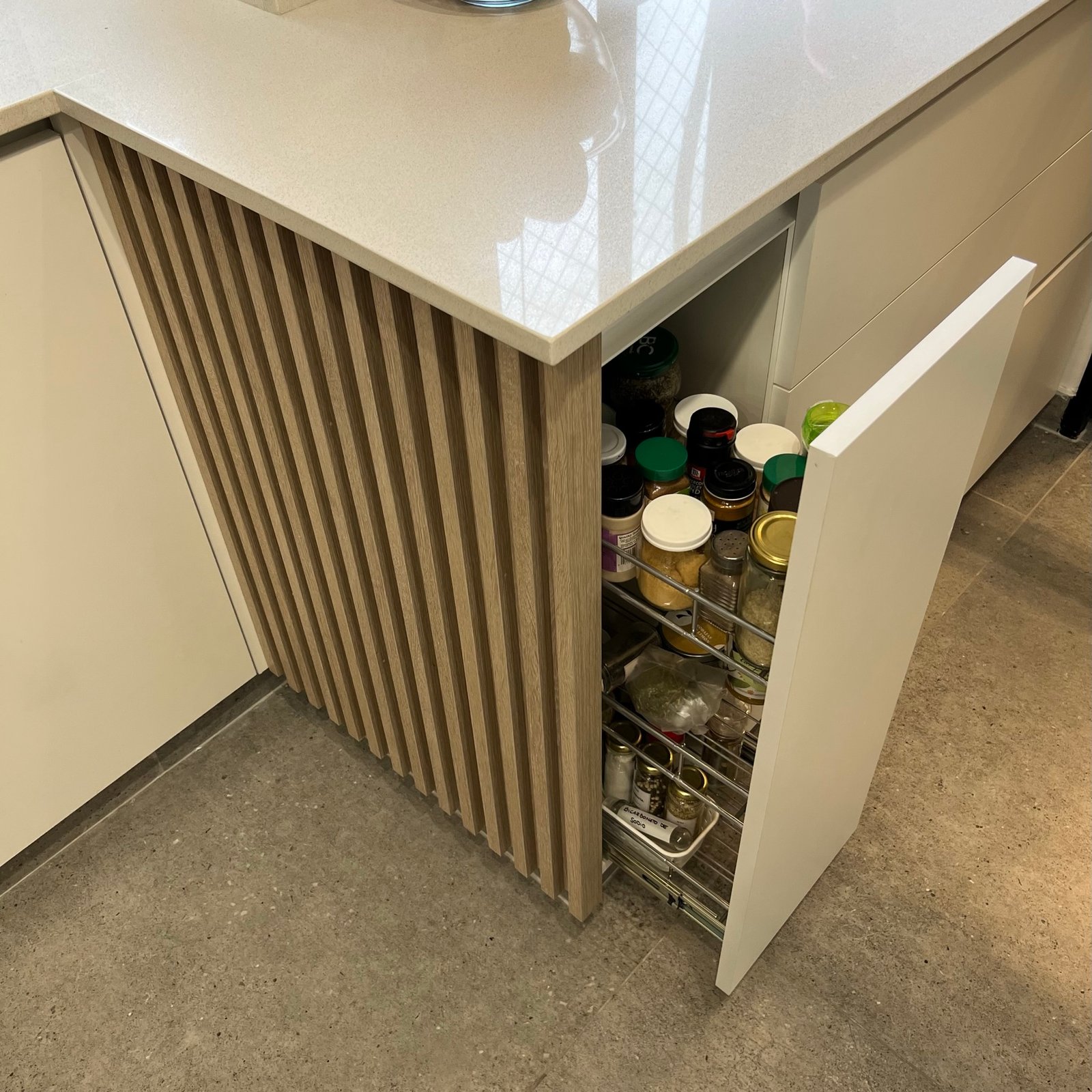 Cocina moderna con mueble de listones de madera y organizador de especias — proyecto Vera I, por MDBK Arquitectura, en Villa Crespo
