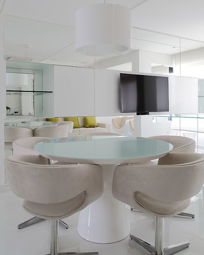 Comedor minimalista con mesa redonda vidrio y sillas beige modernas — proyecto Apartamento 90m Boa Viagem, por André Caricio
