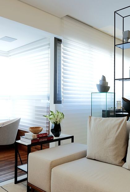 Living minimalista con sillón beige, ventanal y luz natural — proyecto Apartamento 125m Boa Viagem, por André Caricio