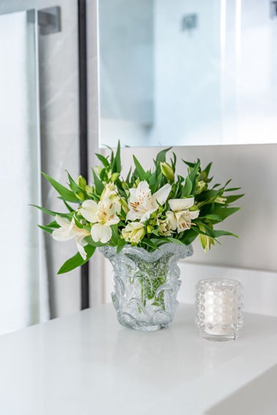 Arreglo floral blanco en jarrón de vidrio sobre escritorio minimalista — proyecto Apartamento Vila Leopoldina VIII, por Bordin E Soares Interiores