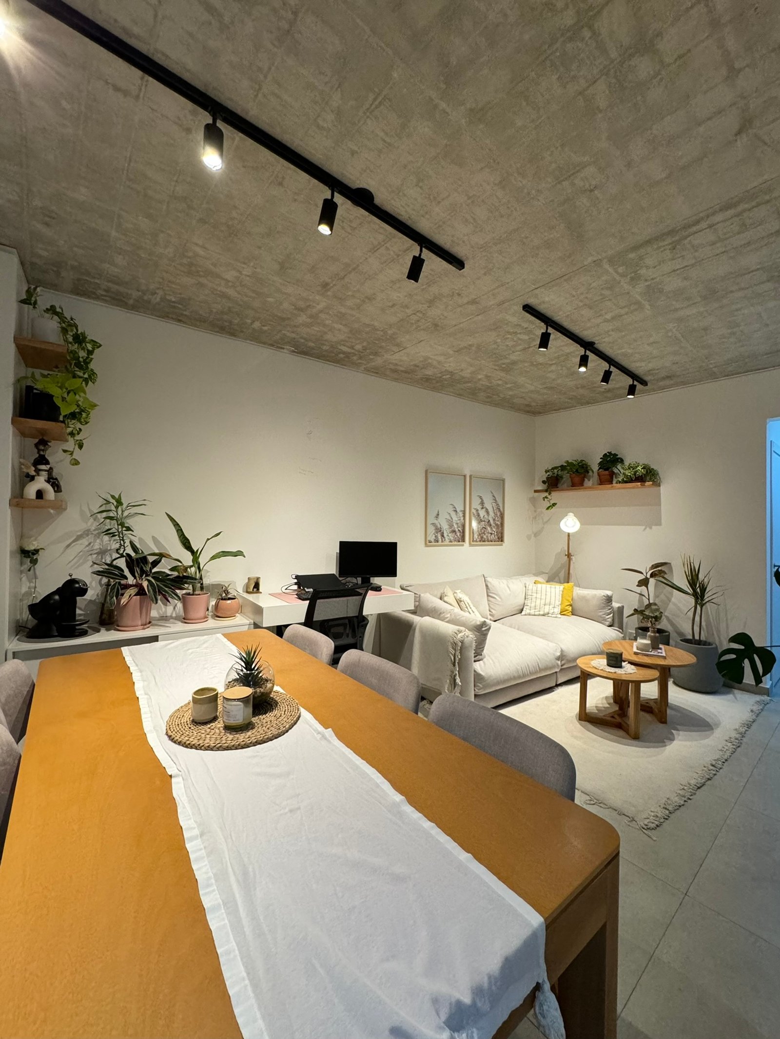 Living comedor moderno con techo de hormigón expuesto y luz lineal — proyecto Estado de Israel, por MDBK Arquitectura, en Caballito