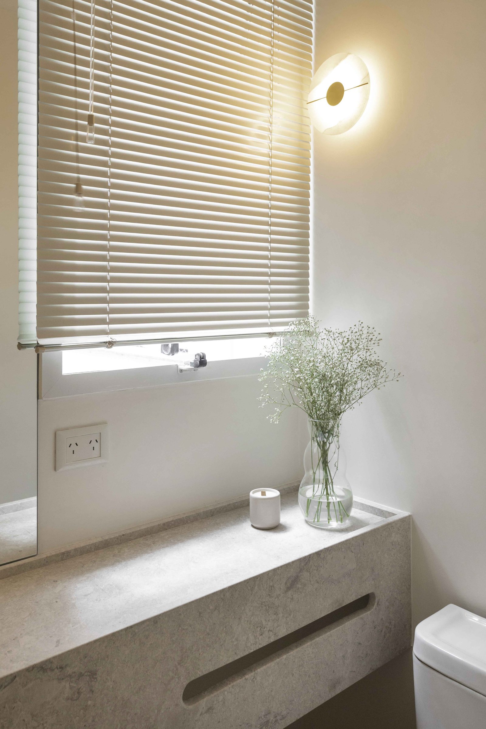 baño moderno minimalista con vanitory de cemento — proyecto Libertador, por Bouré Studio, en Palermo