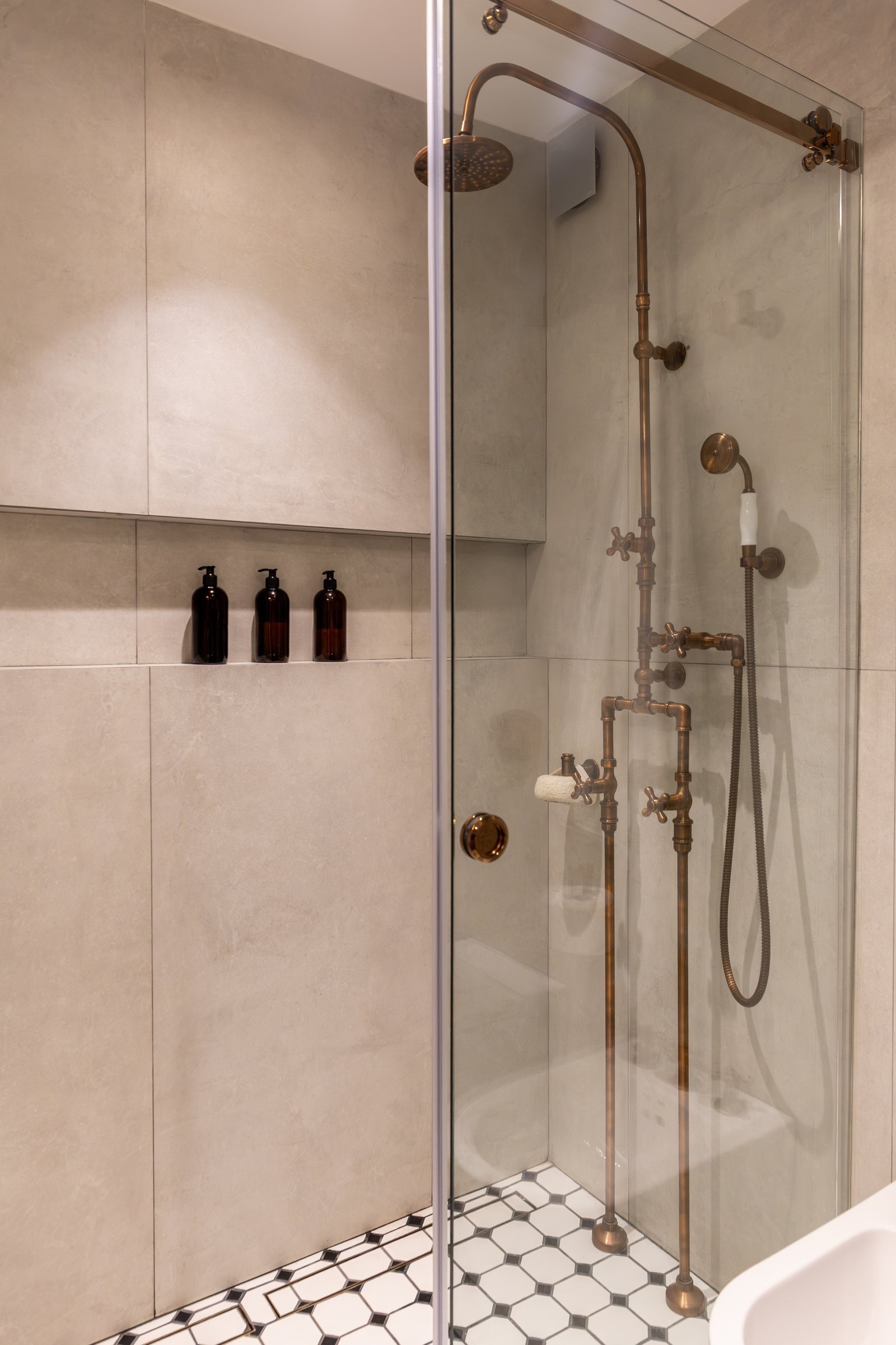 Baño con ducha de latón vintage y azulejos geométricos — proyecto LIBERTADOR DANDY, por AB ARQUITECTURA, en Recoleta
