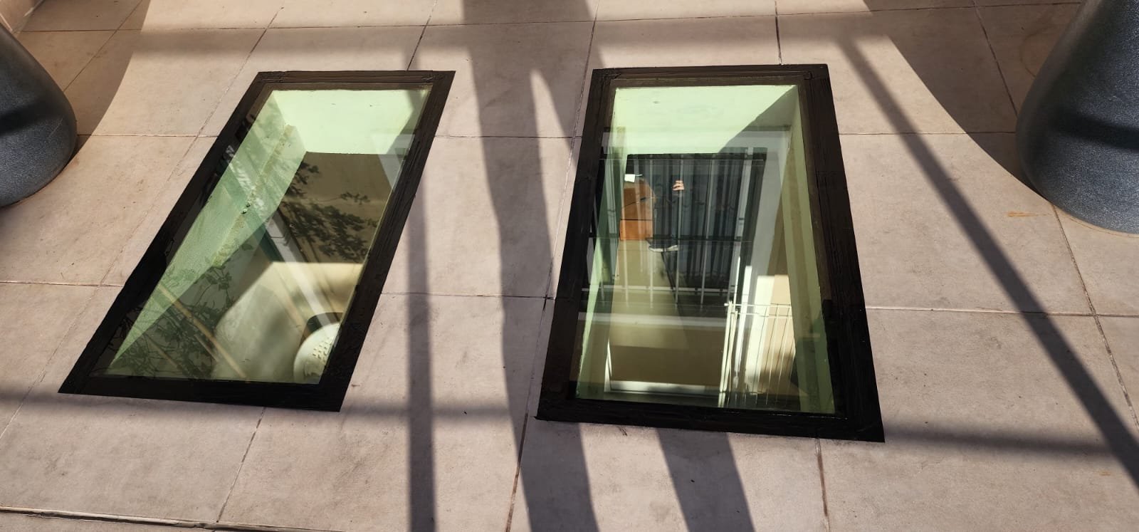 Patio moderno con dos claraboyas y sombras — proyecto Piso transitable multilaminado, por Cristalcenter, en B1648 Tigre
