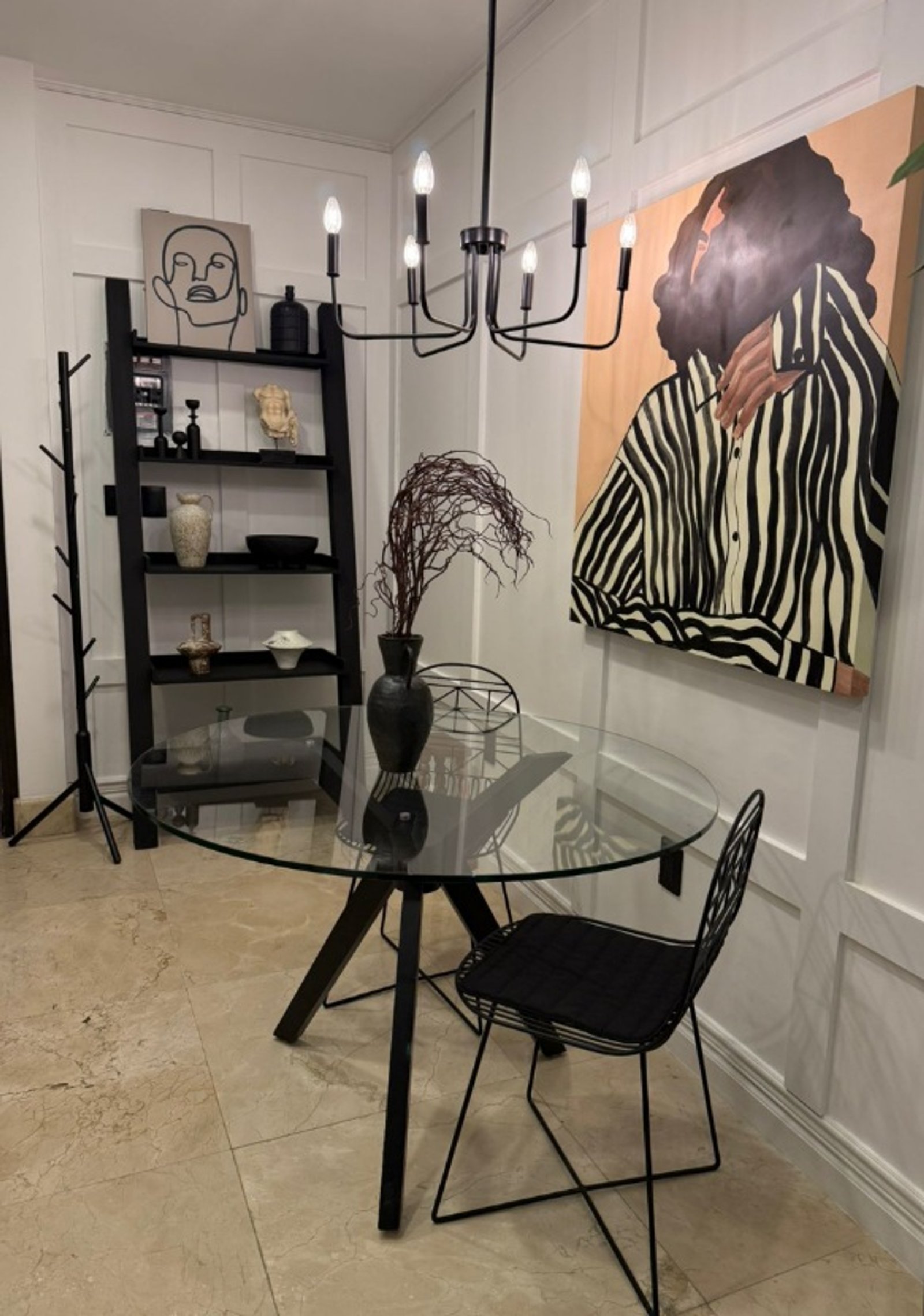 Comedor moderno con mesa redonda y sillas negras — proyecto reforma ariosto //polanco/ atlanticoarqs, por atlantico arqs, en Ciudad de México