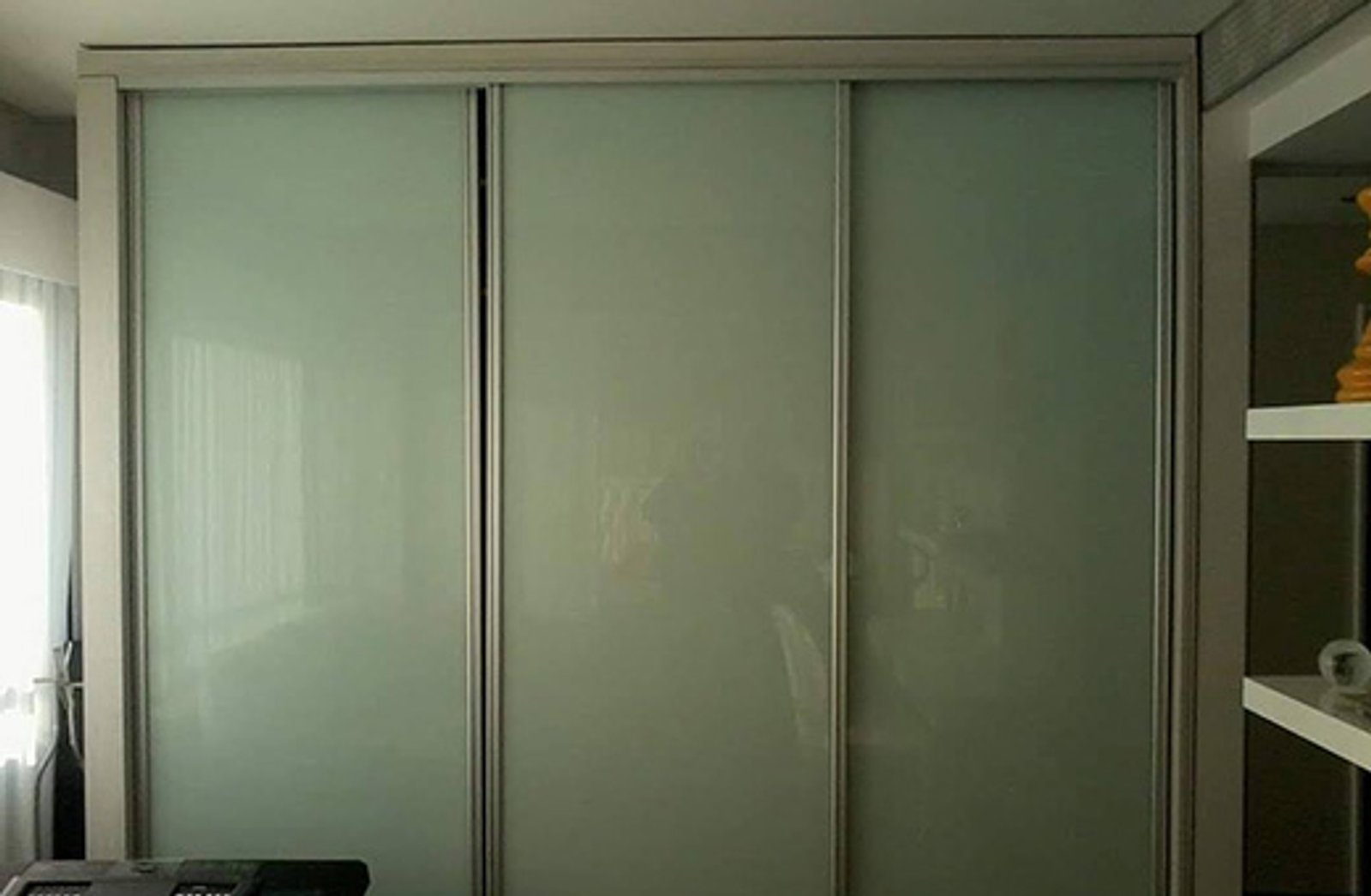 placard blanco con puertas corredizas de vidrio esmerilado — proyecto Frente placard Crisarte Cover Espejo, por Cristalcenter, en Buenos Aires