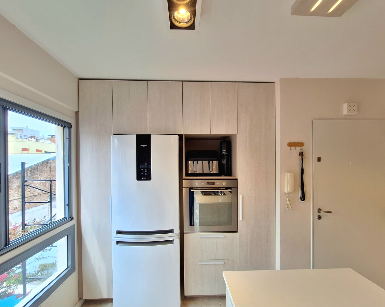 Cocina moderna escandinava con muebles integrados y luz neutra — proyecto PROYECTO CRAMER 3, por HALESA ESTUDIO, en Crámer