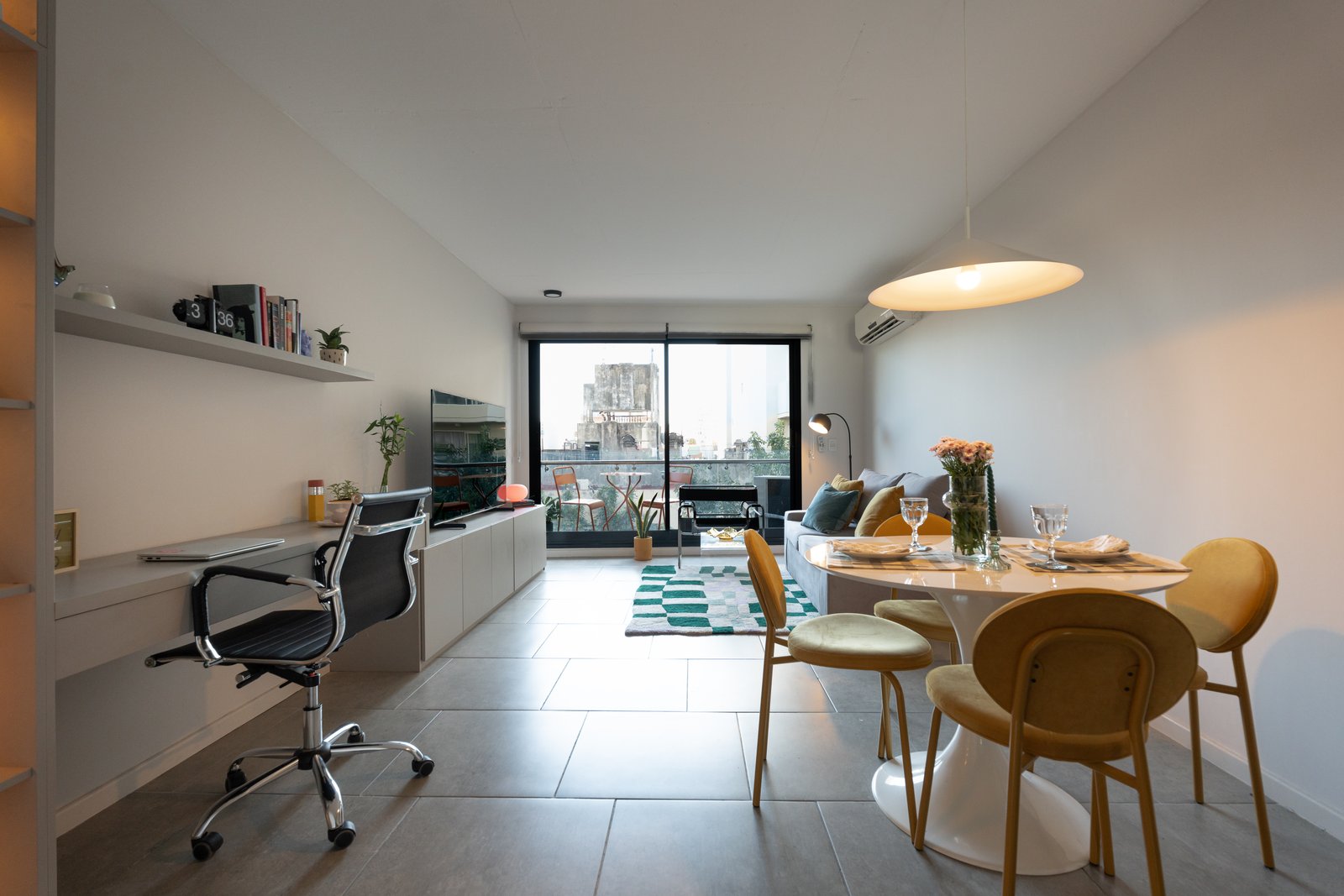 Living comedor moderno con escritorio integrado y luz natural — proyecto Rawson, por Estudio BDM, en Almagro