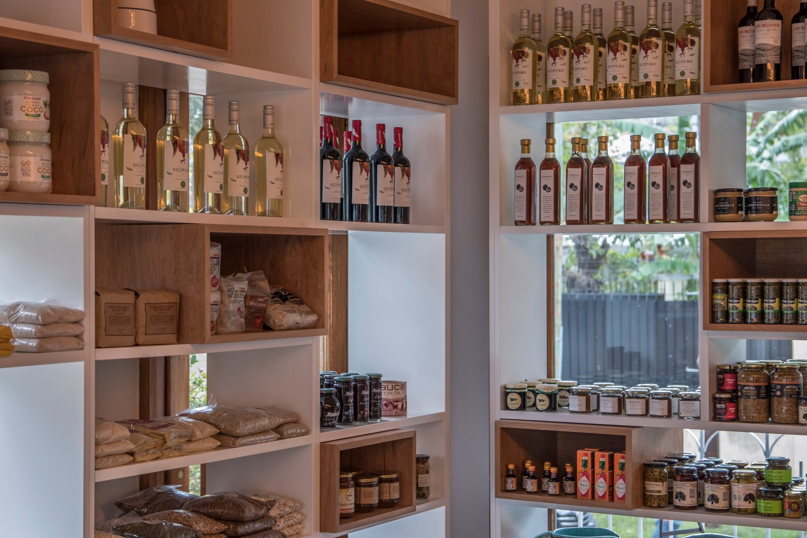 Loja de alimentos com prateleiras de madeira natural — projeto GOOD & GREEN - Almacén Orgánico, por GALPON OSUNA, em Victoria