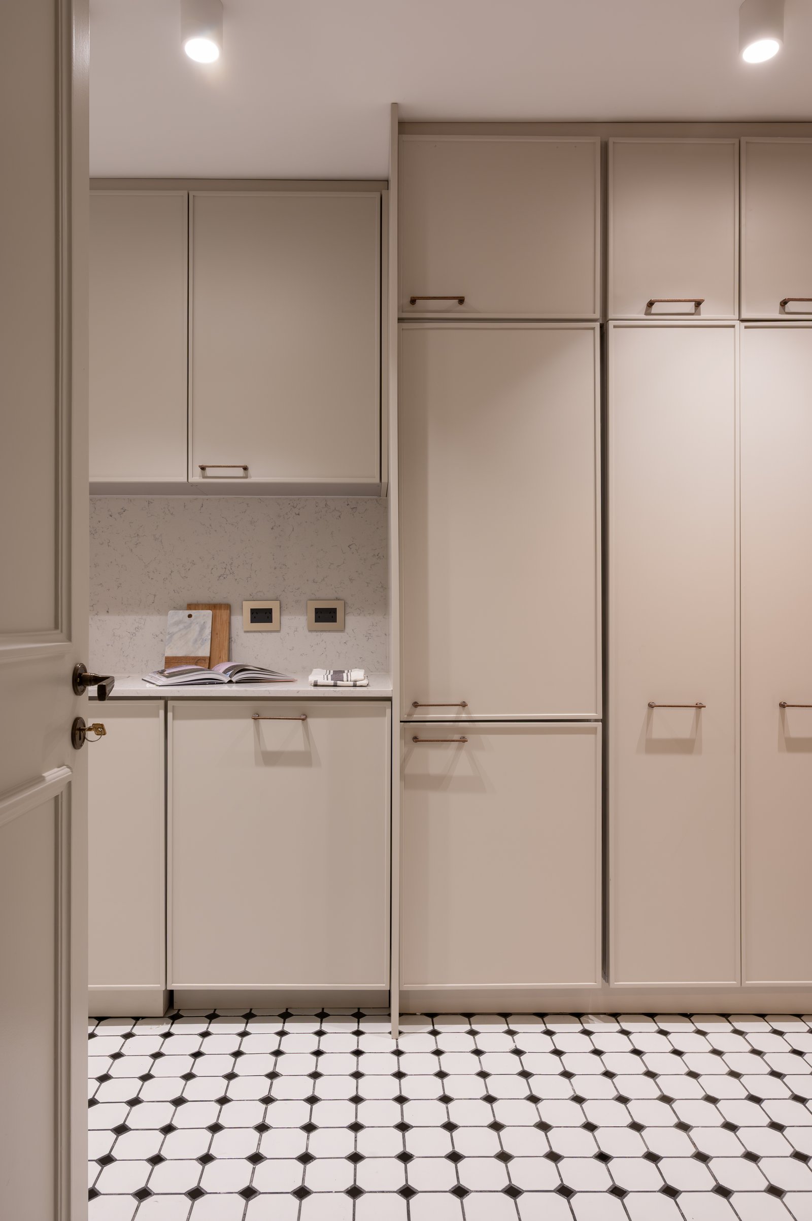 Cocina moderna con muebles beige y piso de baldosas geométricas — proyecto LIBERTADOR DANDY, por AB ARQUITECTURA, en Recoleta
