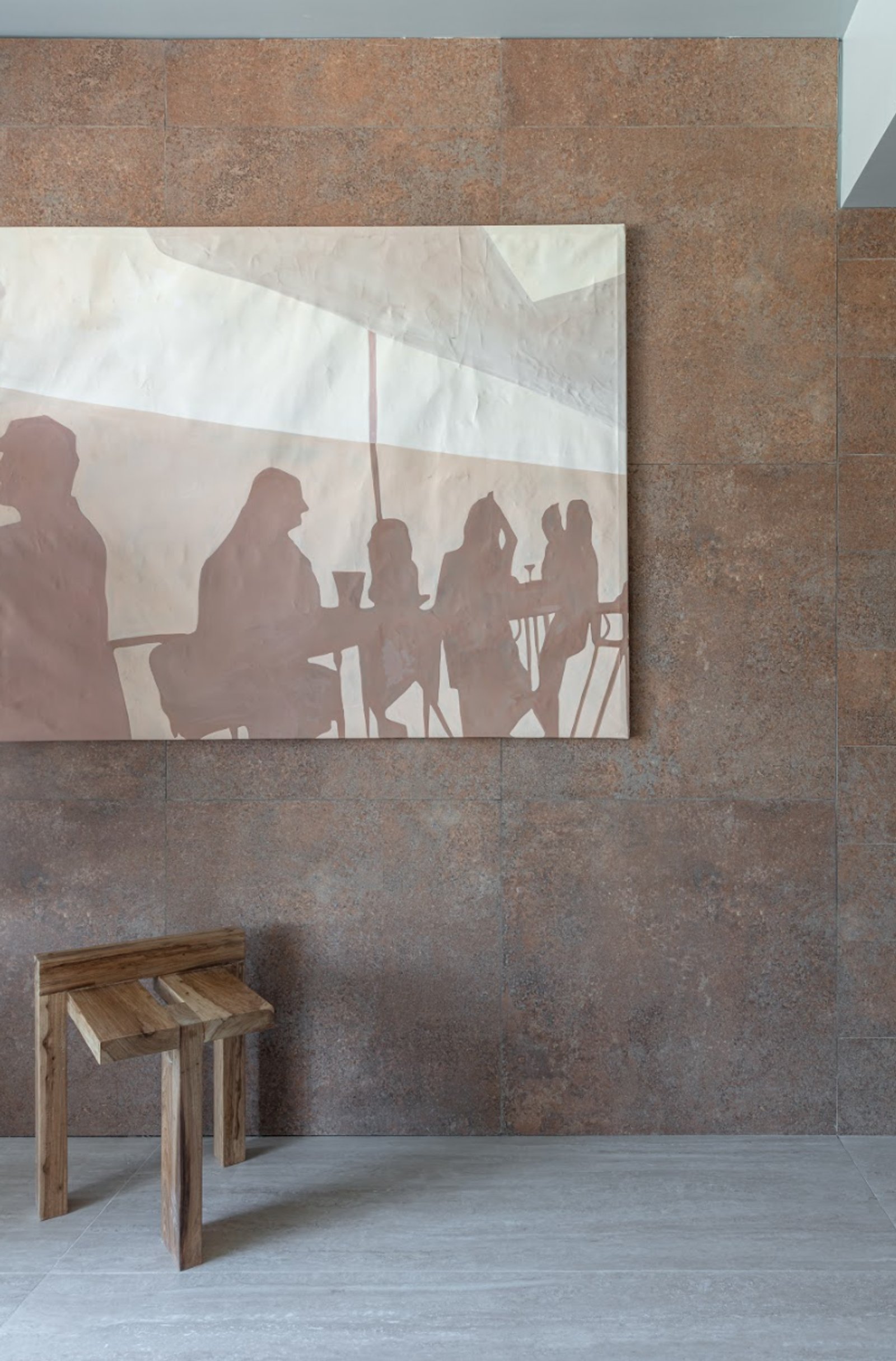 Living moderno con cuadro de siluetas y pared de piedra — proyecto Sara Plazibat, por San Lorenzo Design, en Cam. de los Remeros 1585