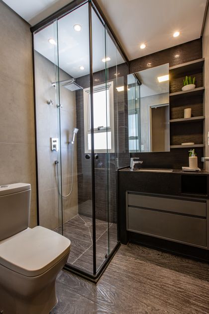 Baño contemporáneo con ducha vidriada, mueble negro y espejos — proyecto Duo Morumbi 2, por Pricila Dalzochio