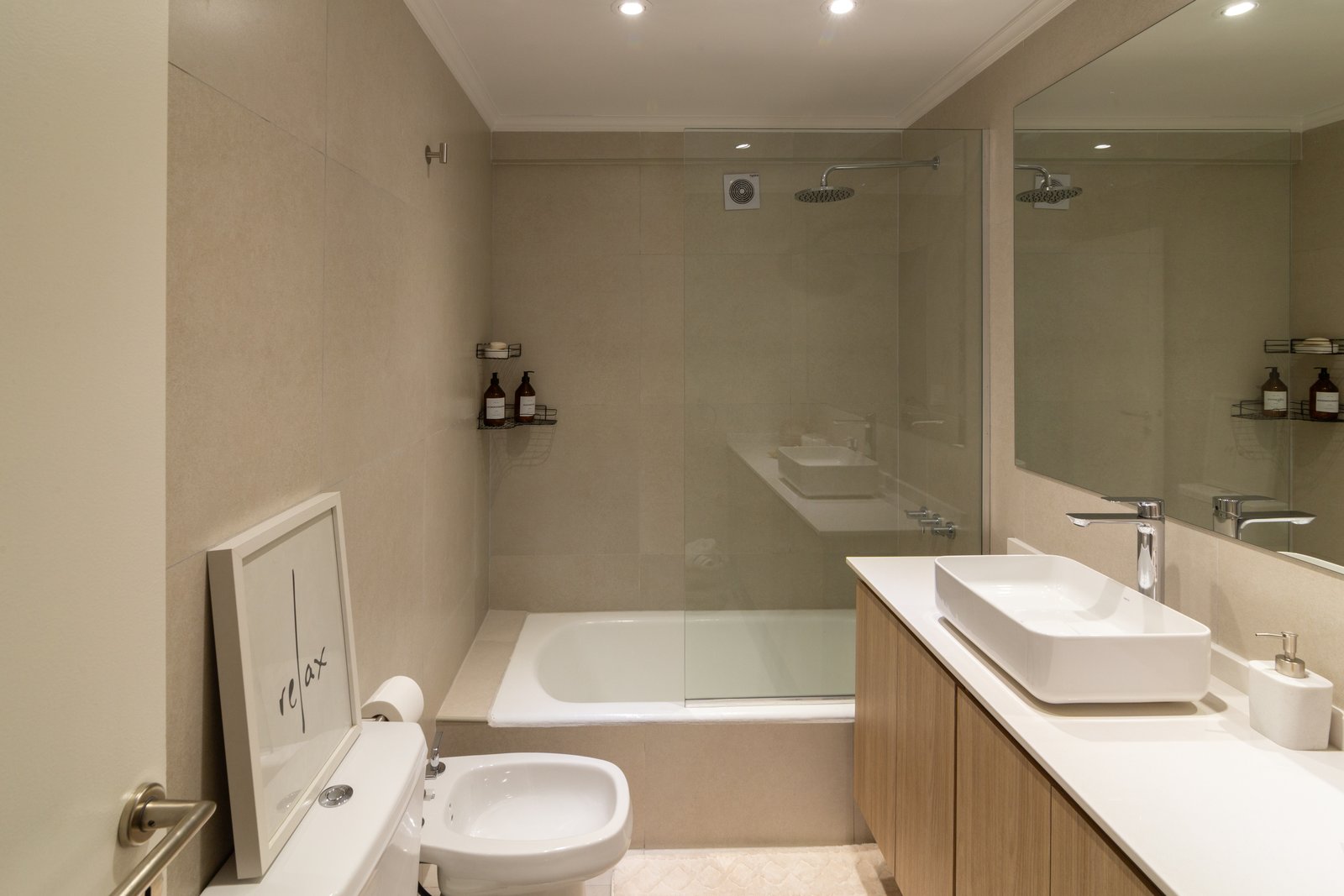 Banheiro moderno com banheira freestanding e detalhes em madeira — projeto Gascón, por Martina Kleinert, em Caballito