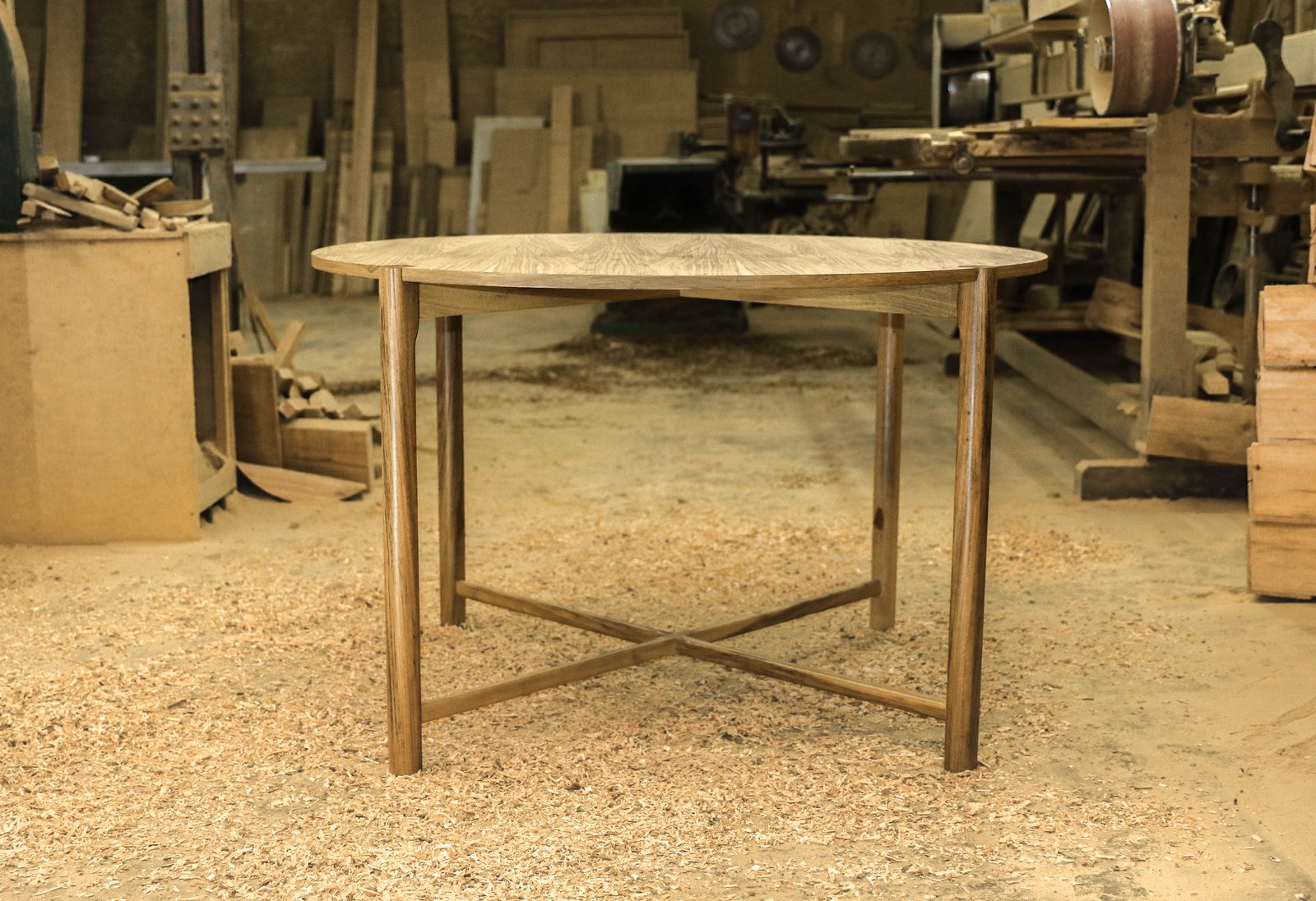 mesa de jantar redonda rústica em oficina — projeto Comedor, por BLVD Furniture