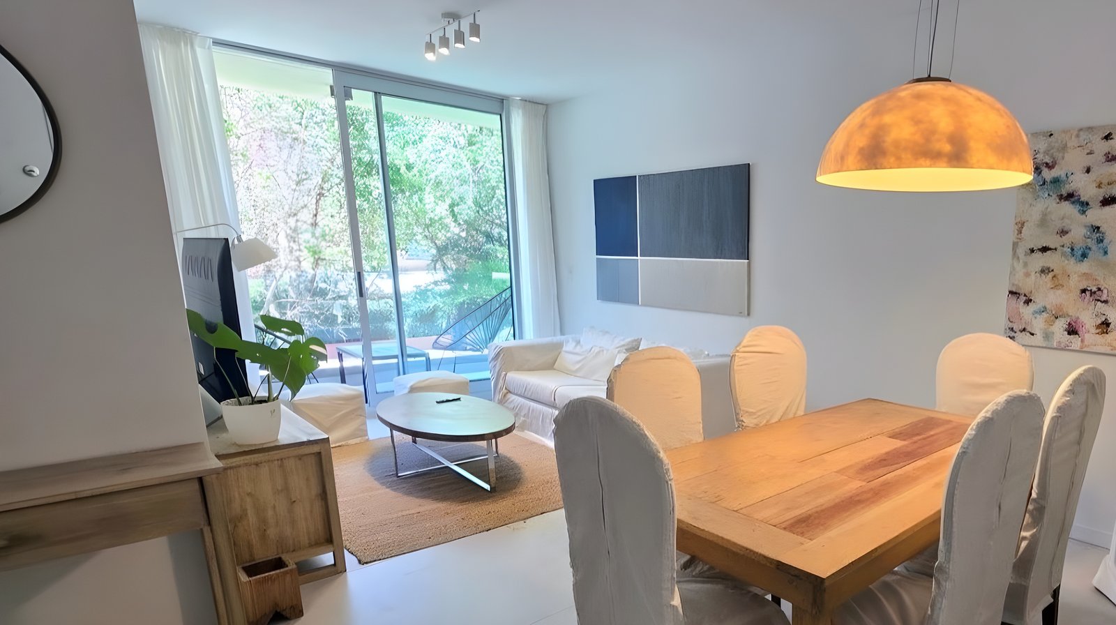 Sala de estar e jantar moderna com muita luz natural — projeto Prana HC, por Hermann Arquitectos, em Liniers 1599 B1642ETF