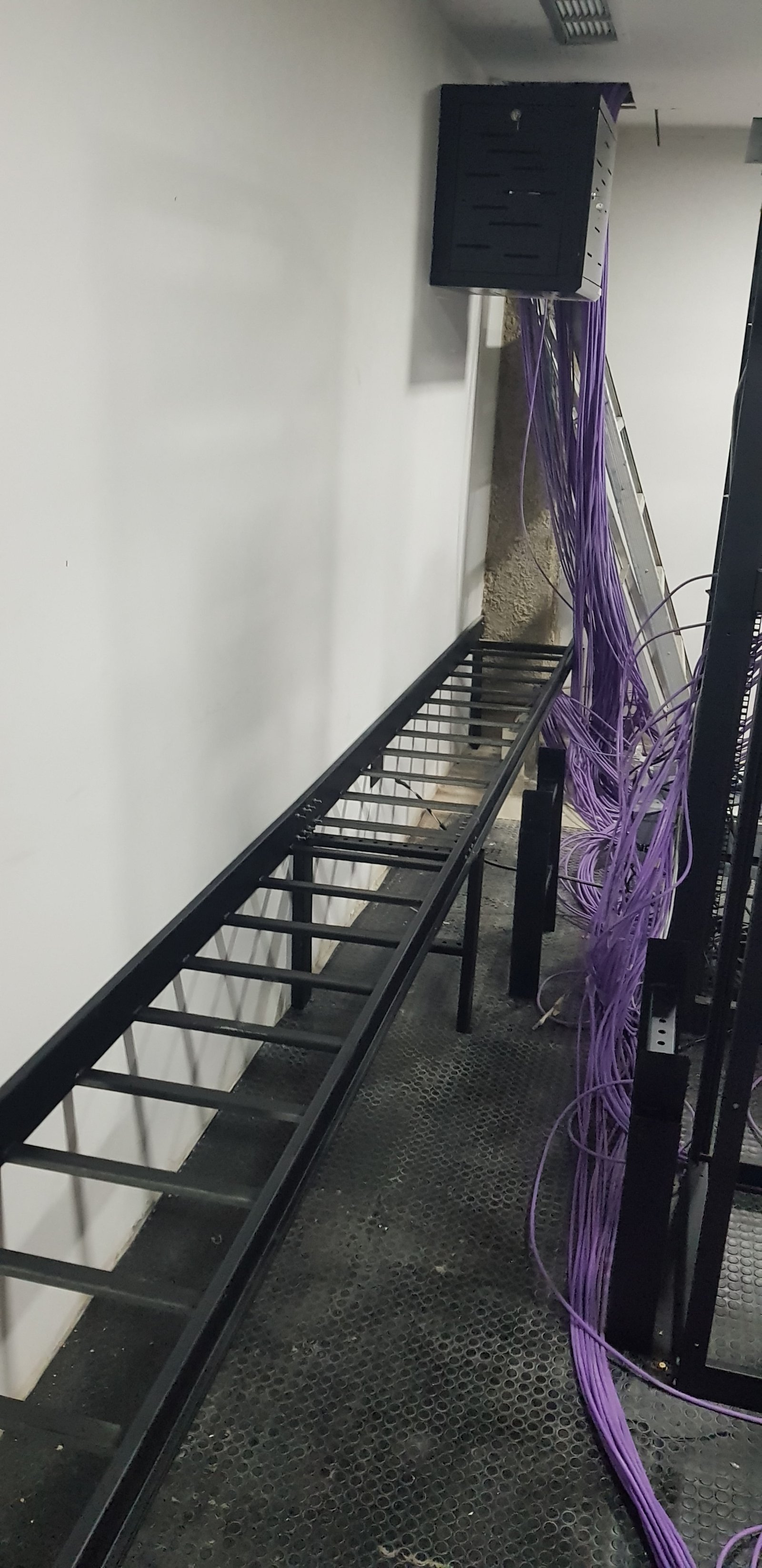 instalação elétrica com prateleira metálica e cabos — projeto Montajes eléctricos en oficinas Comerciales, por Mantenimientos Comerciales Leon, em Buenos Aires
