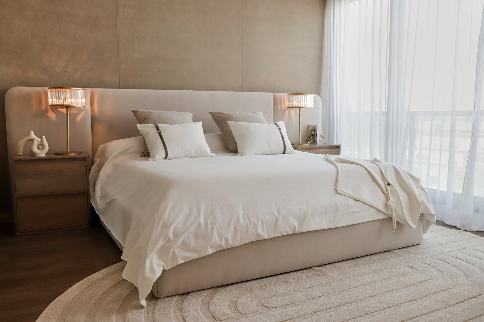 Dormitorio moderno minimalista con paredes texturizadas y cama amplia — proyecto OBRA TORRES LINK, por MARCELO MAZZA, en Puerto Madero