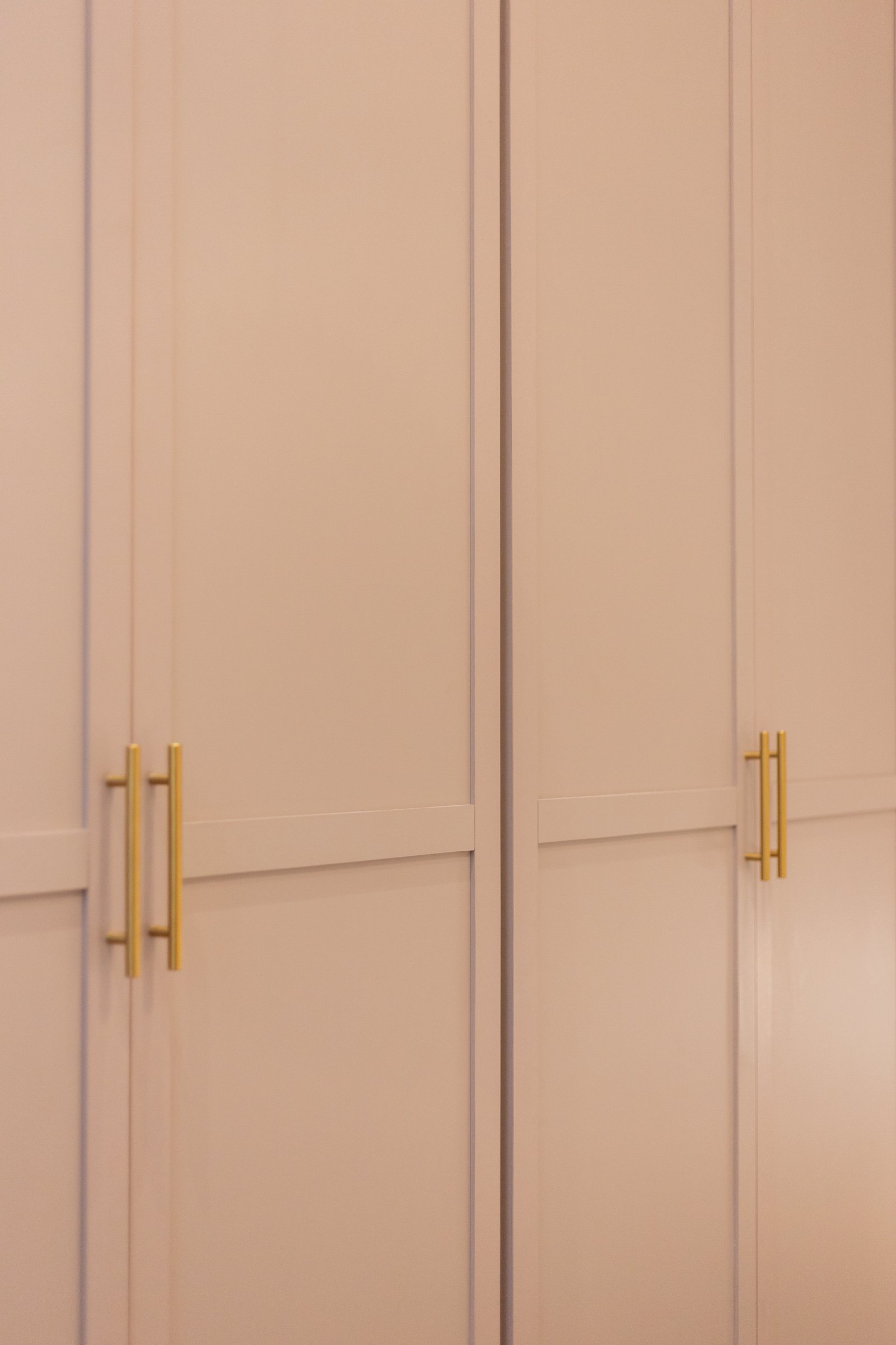 placard beige moderno con tiradores dorados — proyecto Anchorena, por Martina Kleinert, en Palermo