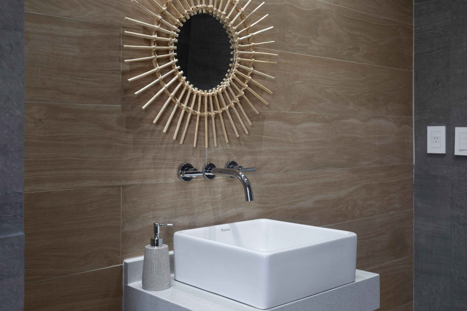 Baño moderno con pared de listones de madera y lavabo sobre encimera — proyecto San Simon I, por Estudio Stepa, en Ezeiza