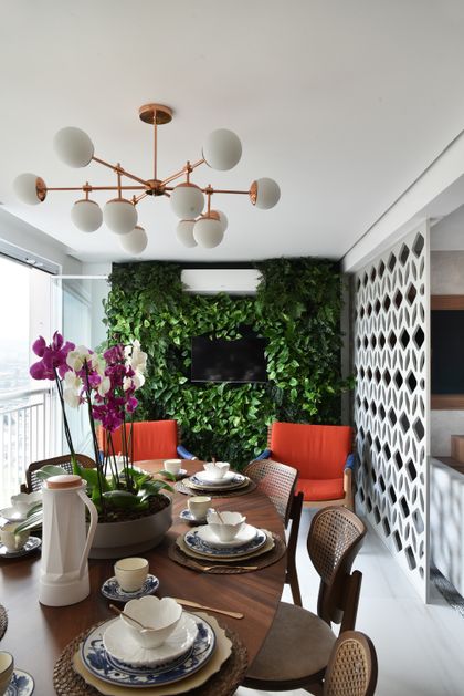 Comedor con pared verde, lámpara cobre y sillas tejidas — proyecto Apartamento DE, por Giovana Ciacco, en Guarulhos