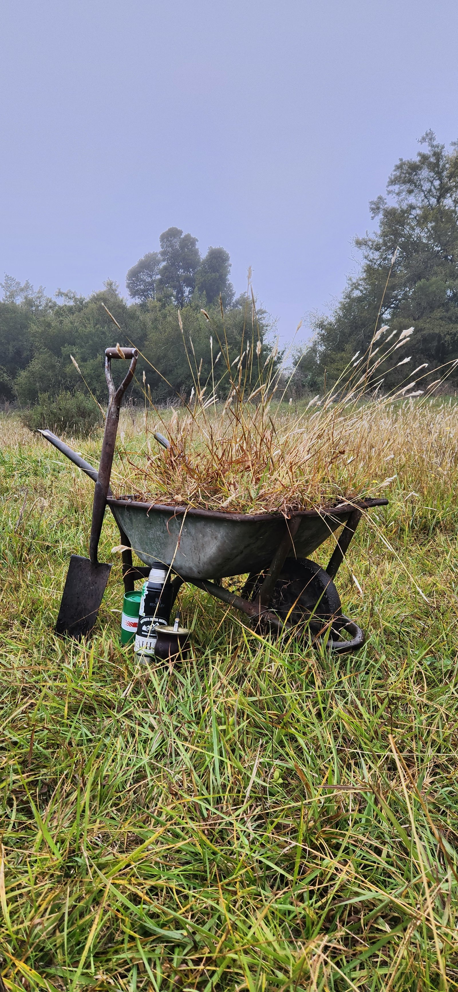 carretilla con pasto seco en campo rural — proyecto Reserva Naural Paititi, por Estudio Rifahi, en Sierra de los Padres