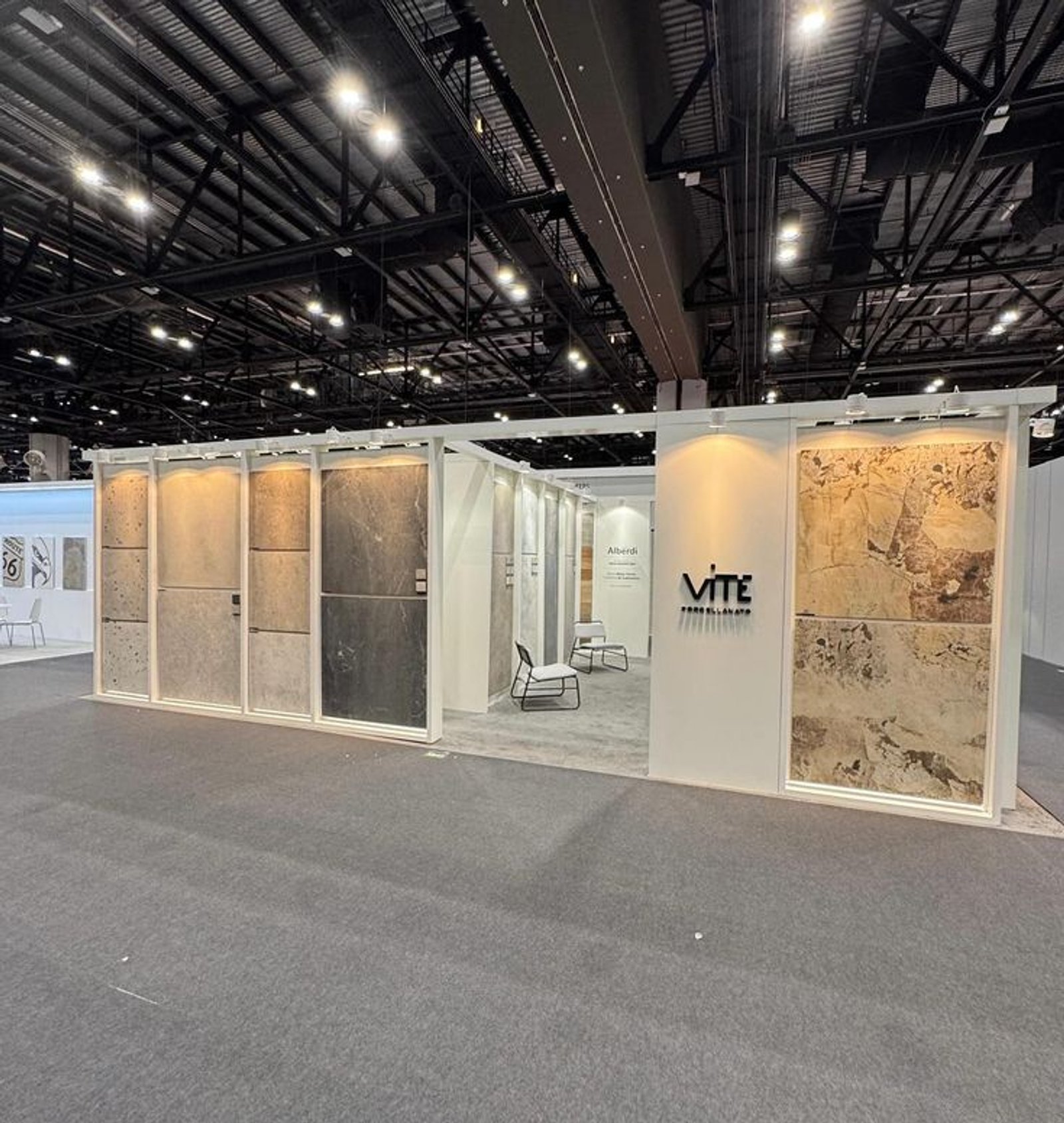 exhibición de revestimientos de piedra en tonos tierra — proyecto Coverings 2025, por Vite Porcellanato, en Orlando
