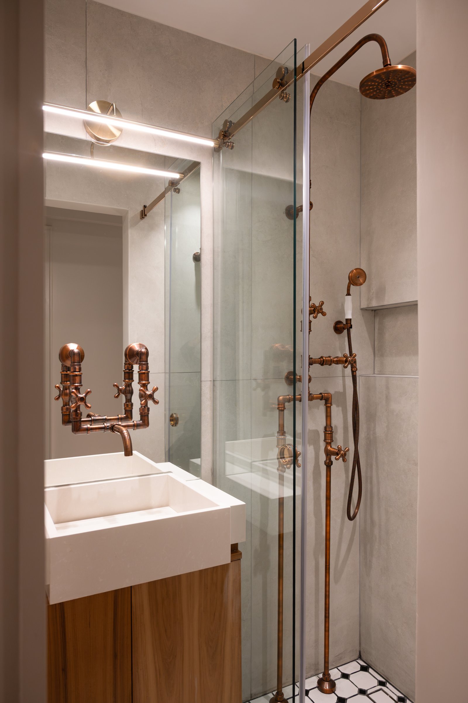 Baño industrial moderno con grifería de cobre y lavabo sobre mueble de madera — proyecto LIBERTADOR DANDY, por AB ARQUITECTURA, en Recoleta