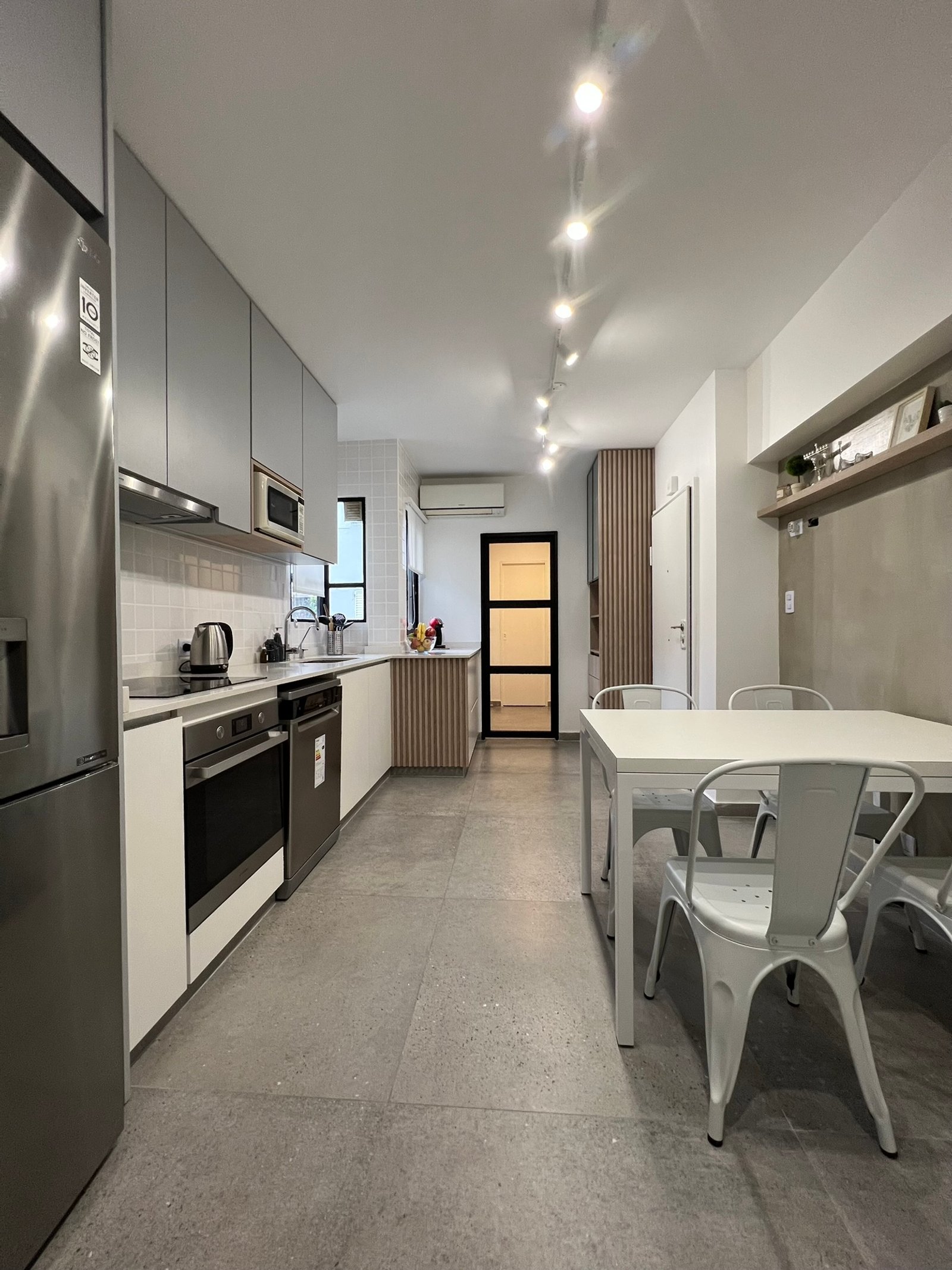 Cocina y comedor modernos integrados, con isla y estilo minimalista — proyecto Vera I, por MDBK Arquitectura, en Villa Crespo
