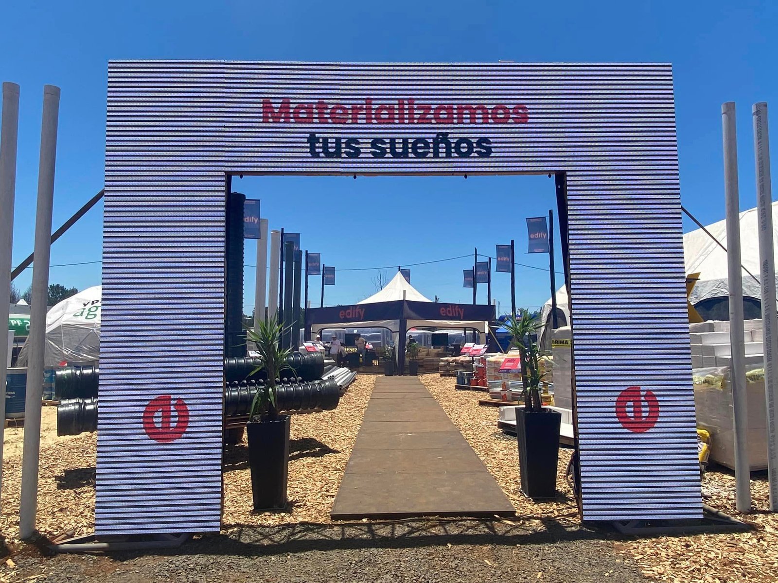entrada arquitetônica com ripas e texto motivacional — projeto Expo Forestal Posadas. Primer premio al diseno de Stand., por Arquitecto Gustavo Maidana, em Posadas