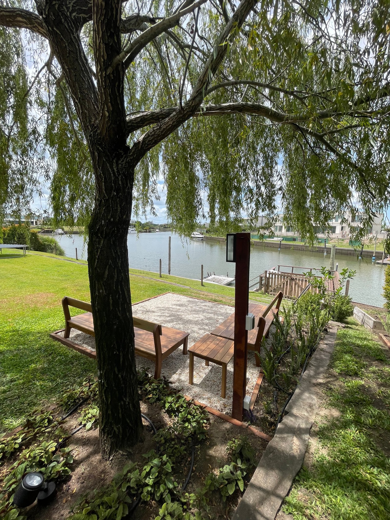 Pátio com sombra de salgueiro e vista para a água — projeto ALBANUEVA, por Baires Green, em B1648 Tigre