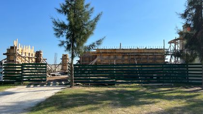 obra en construcción con cerco y estructuras de madera — proyecto Proceso de Obra, por RY Construir Estudio, en Buenos Aires