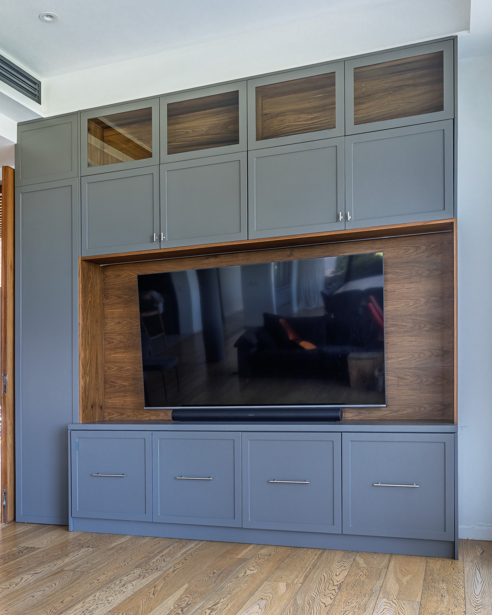 Living moderno con mueble gris y madera integrada — proyecto Greenville , por ABEJA CONCEPT, en C. 152