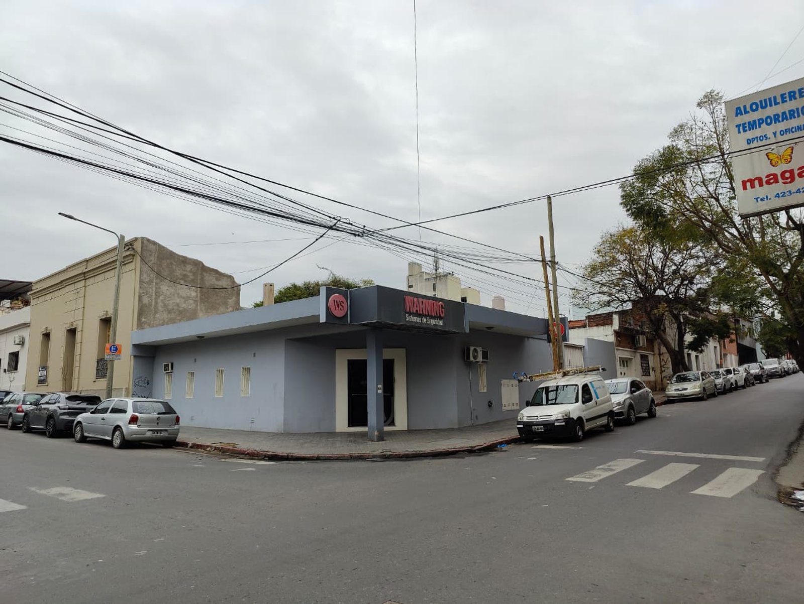 fachada de local comercial moderno de hormigón gris — proyecto FACHADA WARNING, por Todo con A, en Córdoba