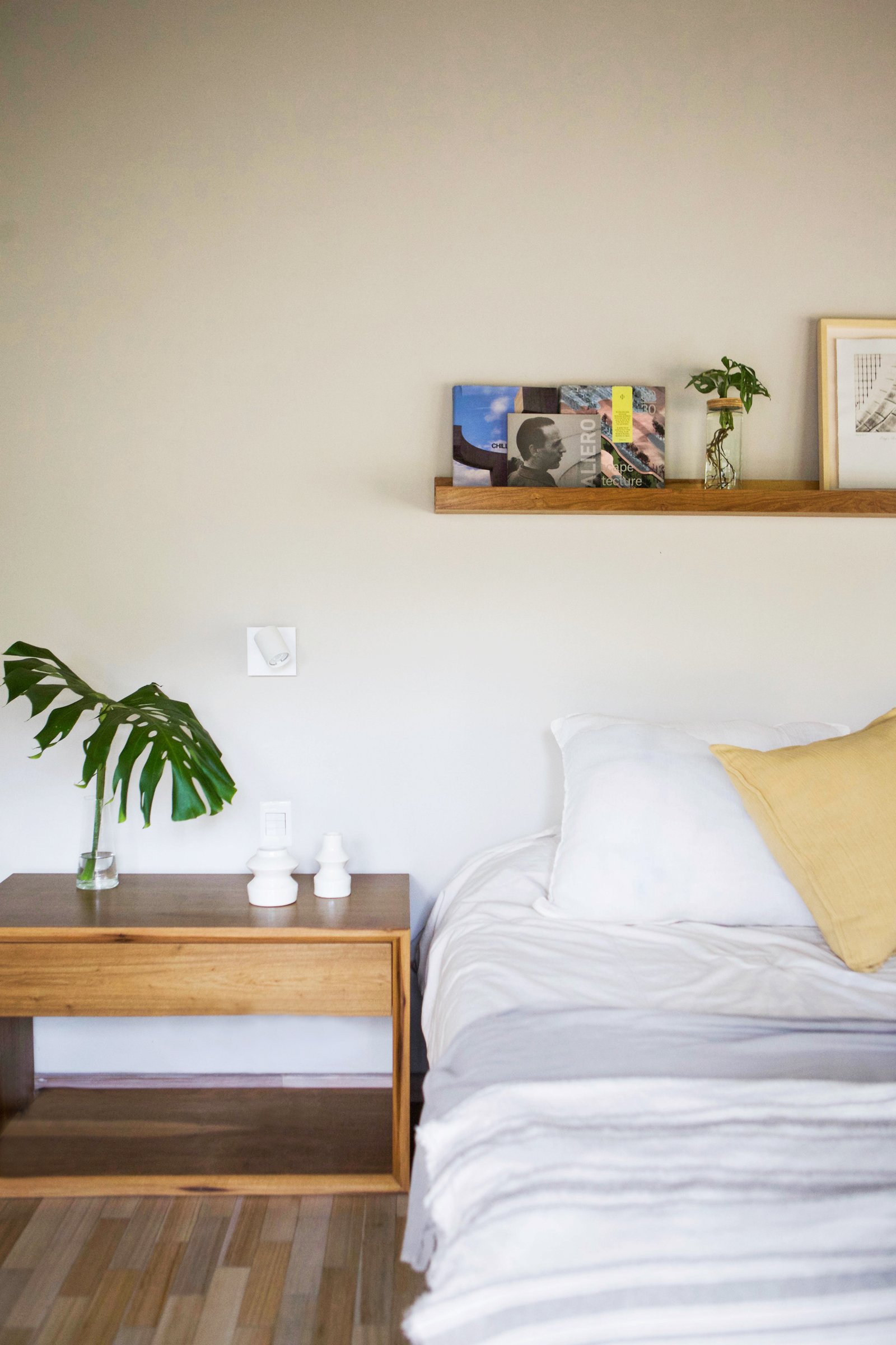 Dormitorio moderno con planta monstera y estante flotante — proyecto Saravia, por LACROZE DESIGN STUDIO, en San Isidro