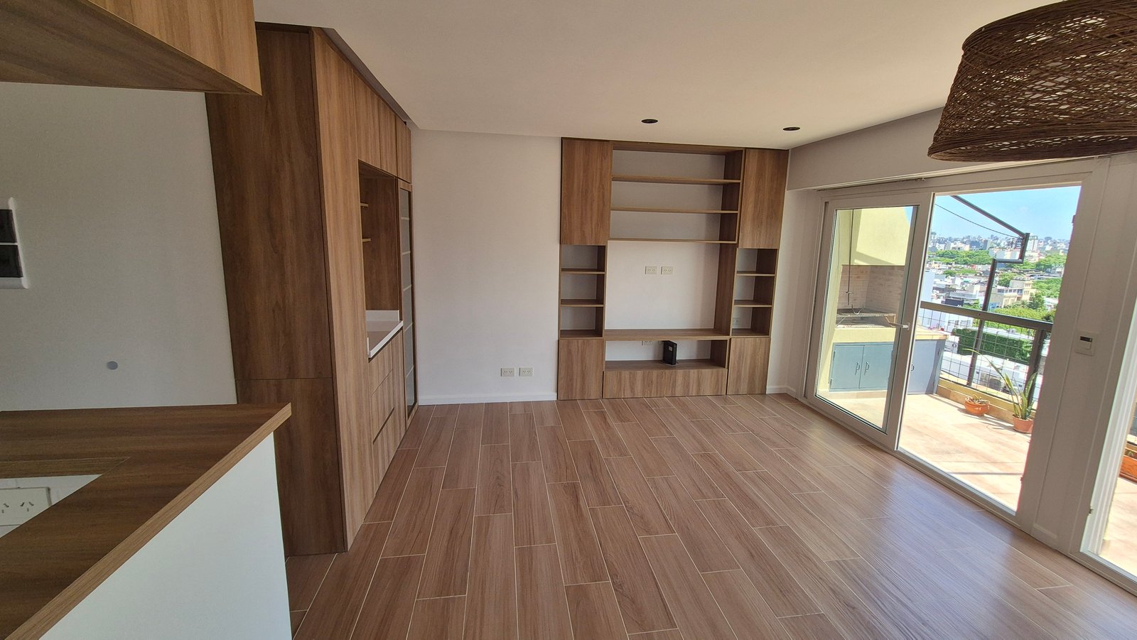 Sala de estar moderna com painéis de madeira e prateleiras — projeto Living - Remodelación Soho, por RenovArqui, em Palermo
