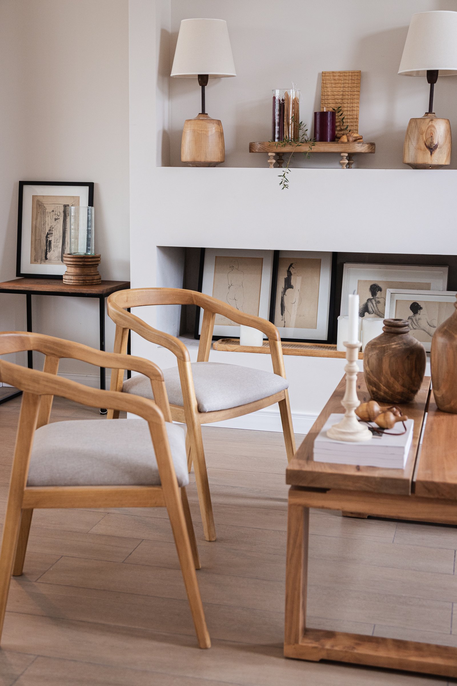 Sala escandinava con muebles de madera clara y chimenea minimalista — proyecto Styling para Grumsdelg - CBA, por El Marques deco y ambientaciones, en Córdoba