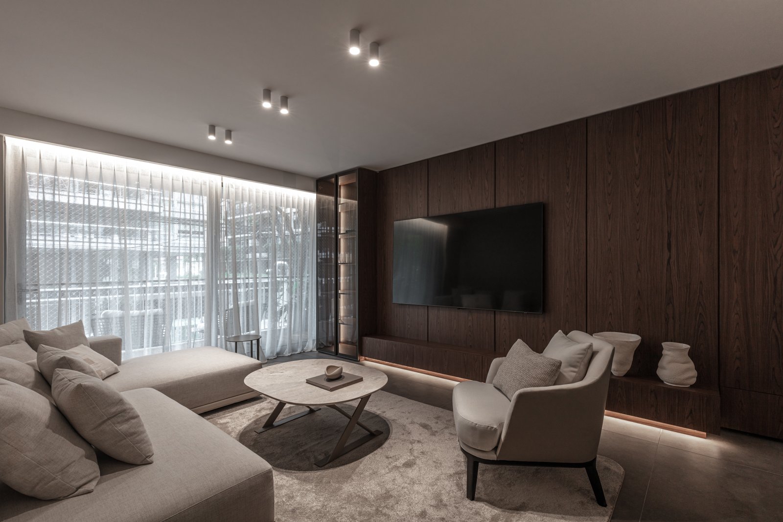 Living moderno con paneles de madera oscura y mucha luz natural — proyecto Donna Fiore | Sobrio & sofisticado | Sober & Sophisticated | Lucia Quinteros, por Ren Studio, en Provinci