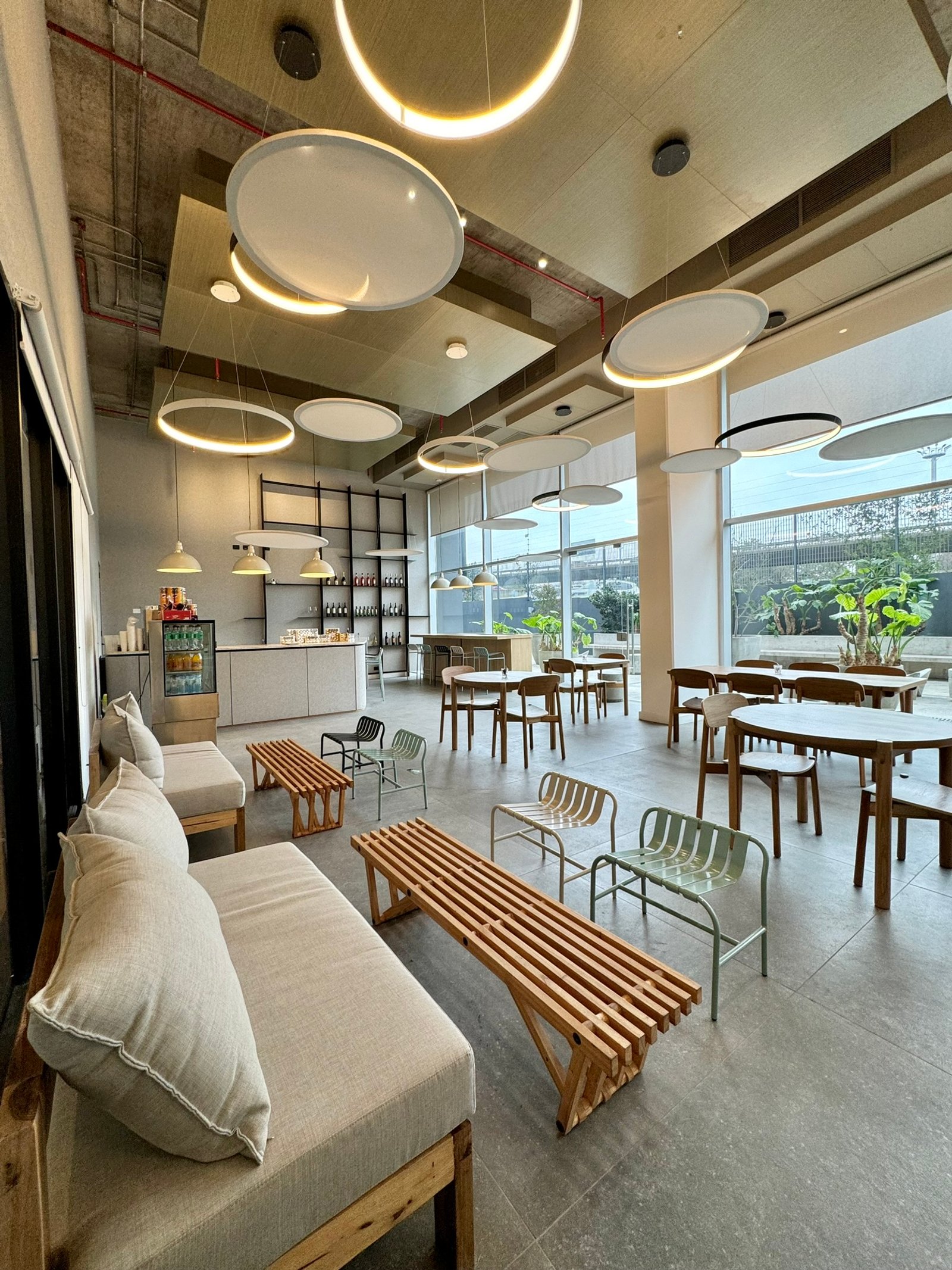 Cafetería moderna con mobiliario de madera y tela beige — proyecto Blas Parera, por MDBK Arquitectura, en Saavedra