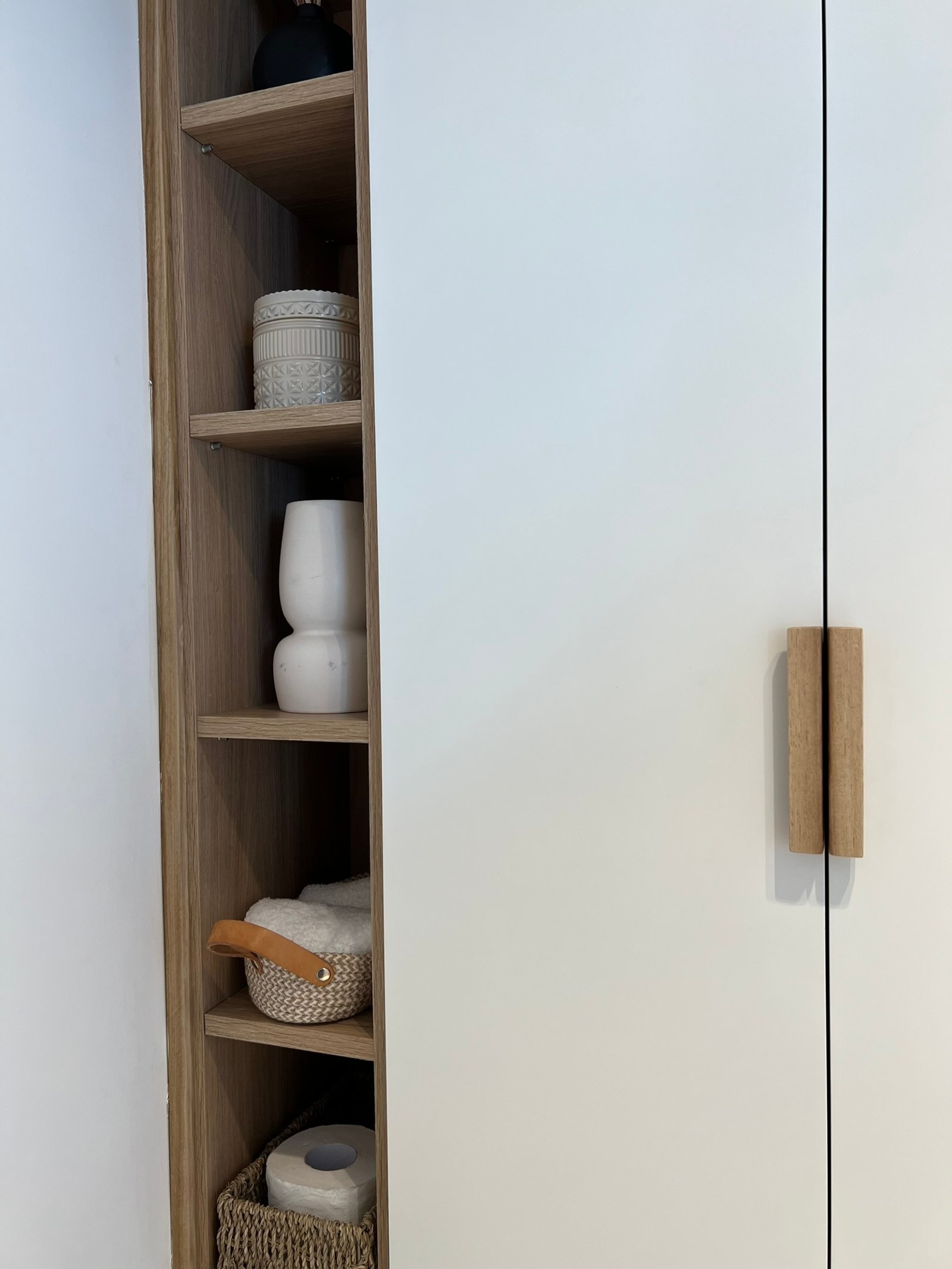 estantería de baño moderna empotrada con objetos decorativos — proyecto Velasco, por MDBK Arquitectura, en Villa Crespo