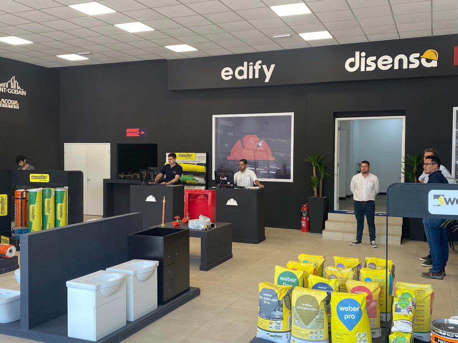 Local comercial moderno con exhibidores negros y blancos — proyecto Edify Posadas, por Arquitecto Gustavo Maidana, en Posadas