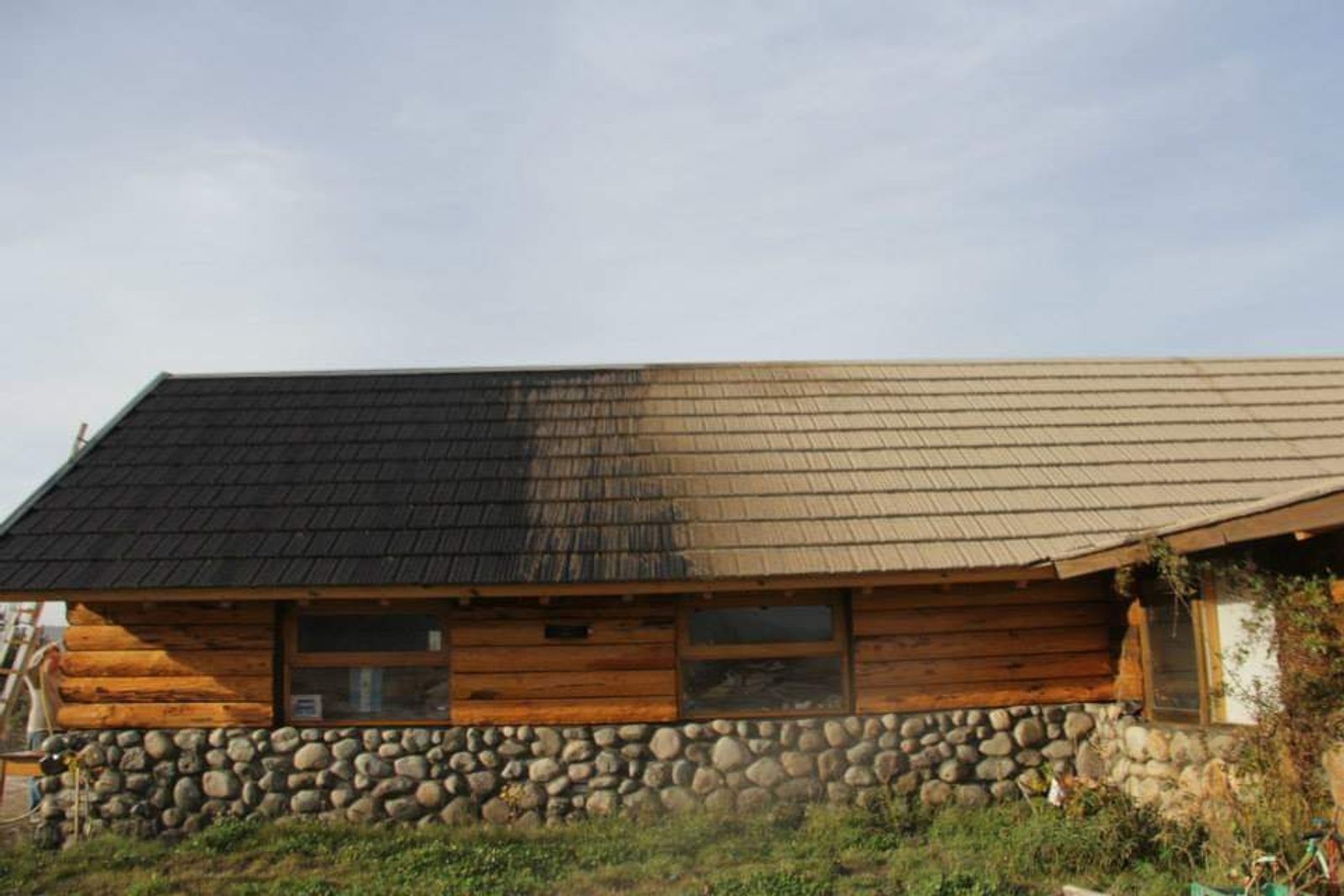 fachada de cabaña de troncos con techo sin limpiar — proyecto Teja Gravillada., por Yrigoyen Construcciones, en Córdoba