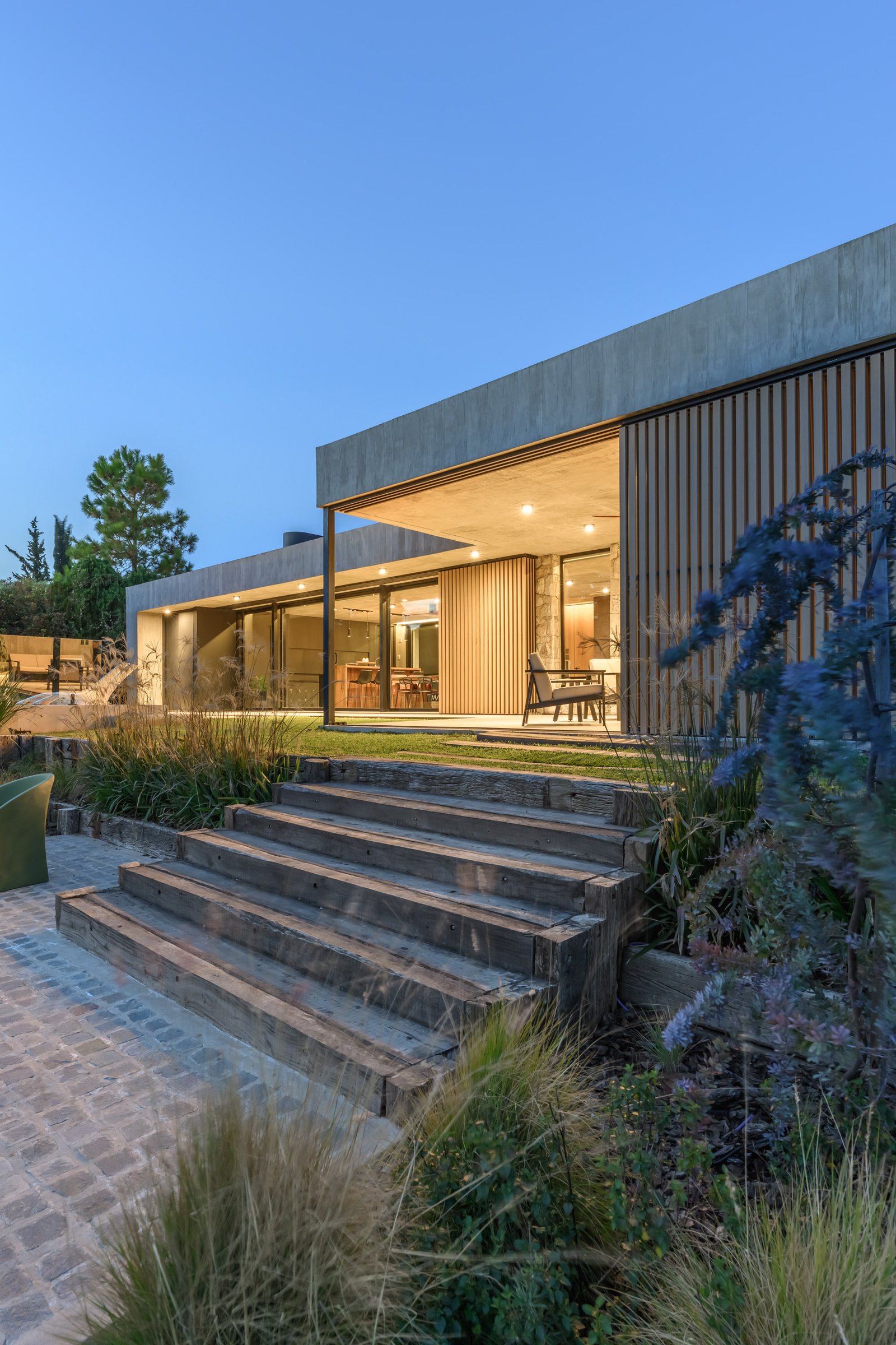 Casa moderna de hormigón y madera con escalones rústicos — proyecto La Paloma :: Villa Allende - Córdoba :: Paisajismo Residencial :: STIPA Arte Nat, por STIPA Arte Natural, en Men
