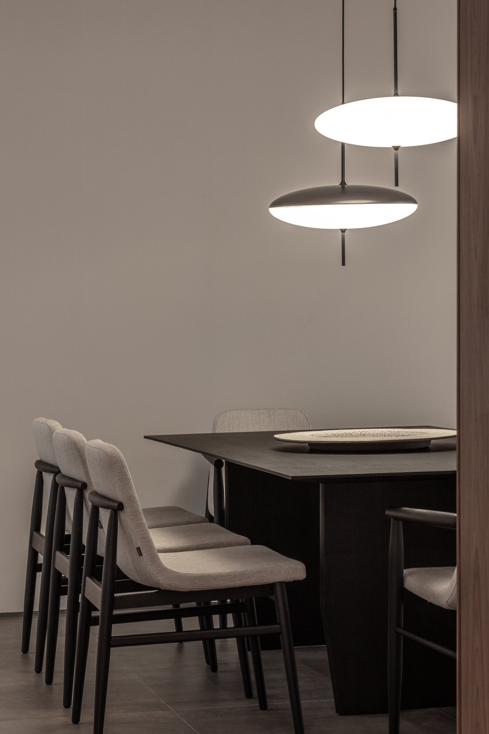 Comedor minimalista moderno con sillas de tela y lámparas colgantes — proyecto Donna Fiore | Sobrio & sofisticado | Sober & Sophisticated | Lucia Quinteros, por Ren Studio, en Prov