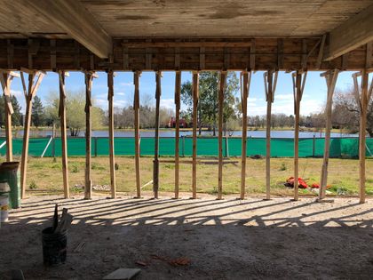 construcción con vista a la laguna y estructura de madera — proyecto Proceso de Obra, por RY Construir Estudio, en Buenos Aires