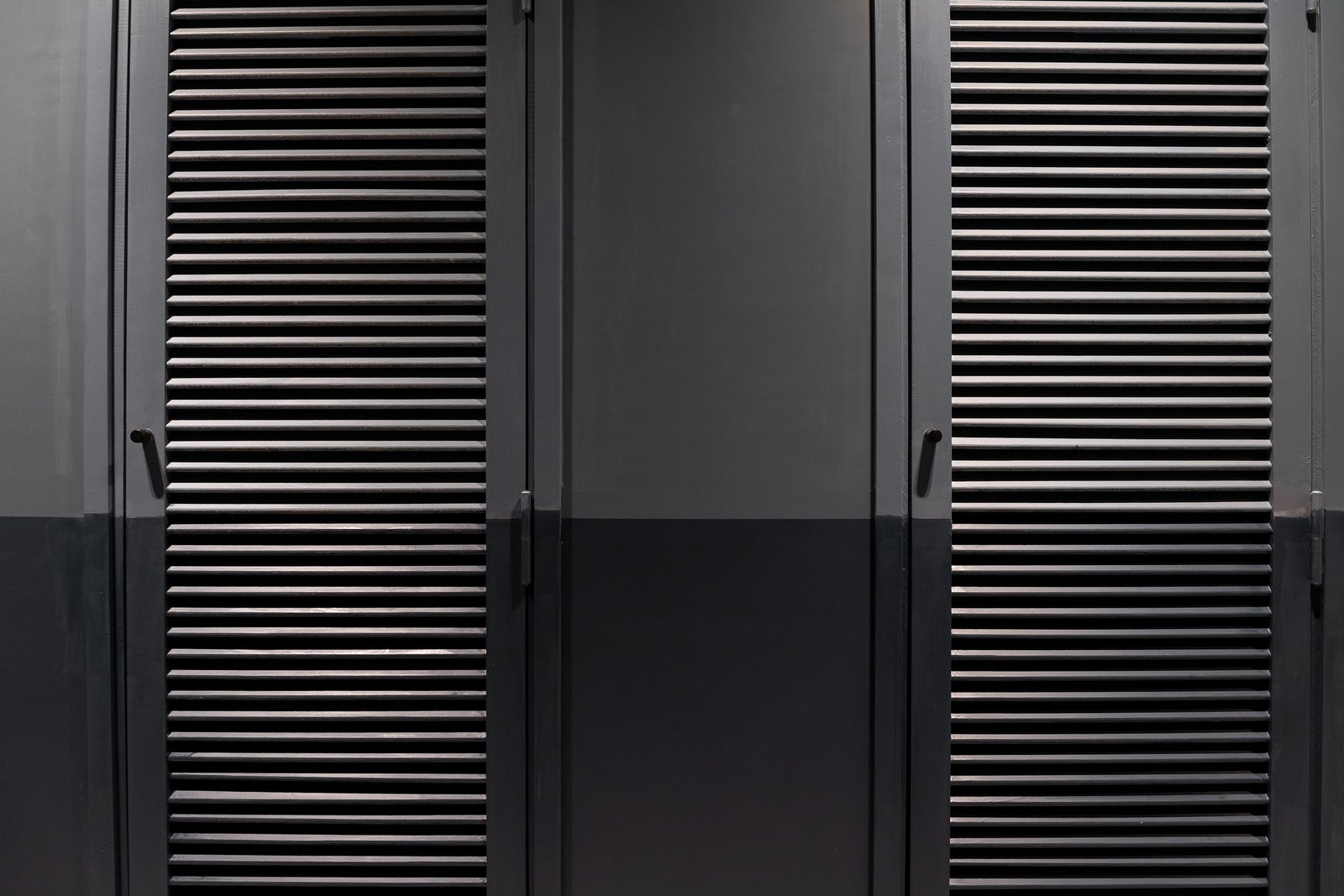pasillo con gabinetes metálicos oscuros de ventilación — proyecto KALYS PIZZA, por AB ARQUITECTURA, en Núñez