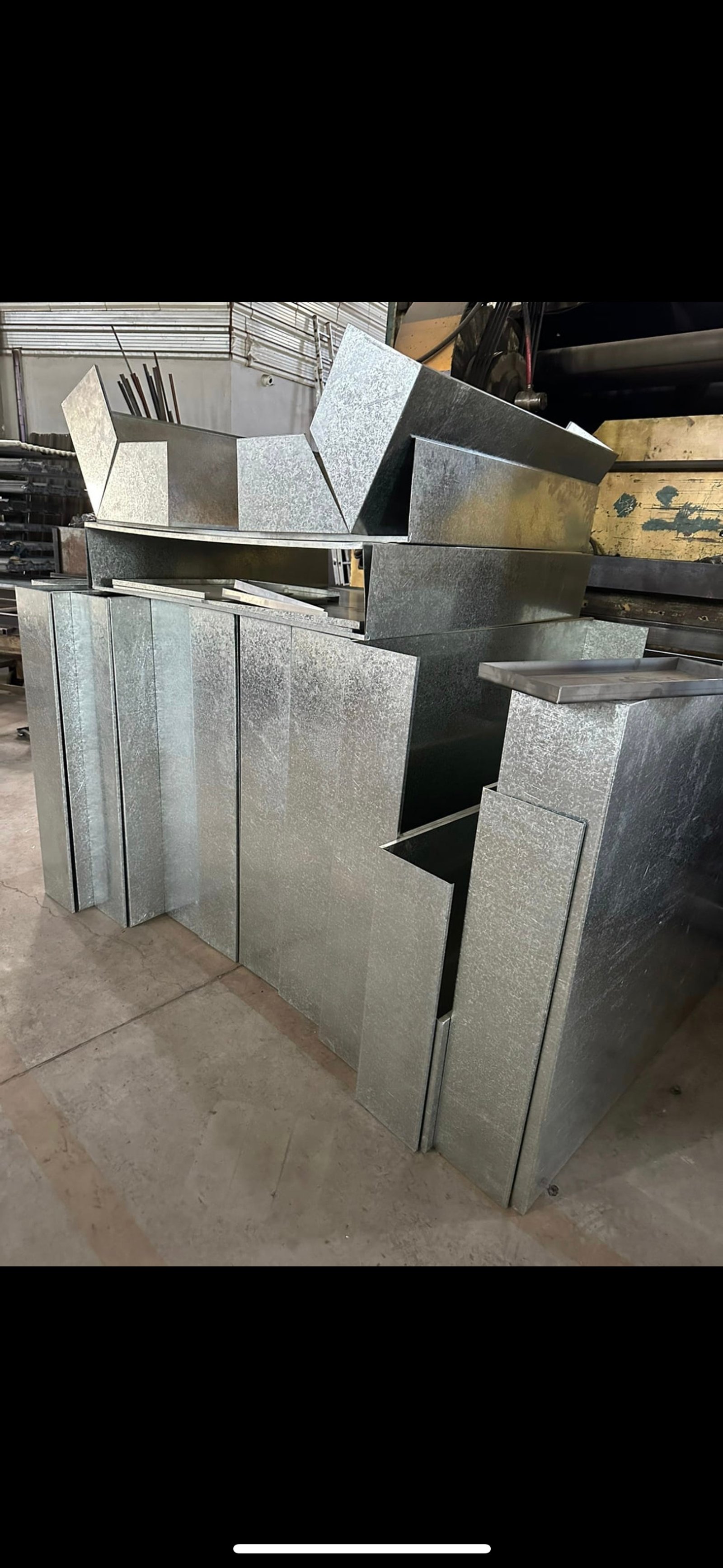 Sección de conductos de acero galvanizado en obra industrial — proyecto Nuestra Planta, por PALL-METAL, en Merlo