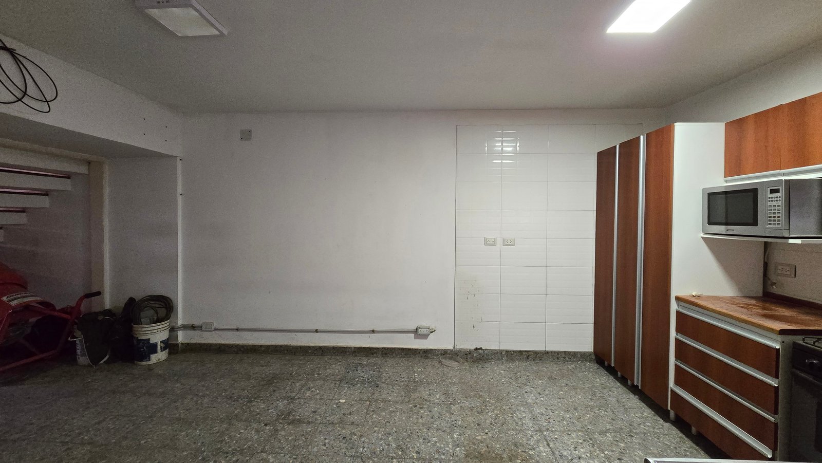 cocina vacía con muebles de madera y electrodomésticos — proyecto Ballester, por BK Arquitectos, en B1653 Villa Ballester