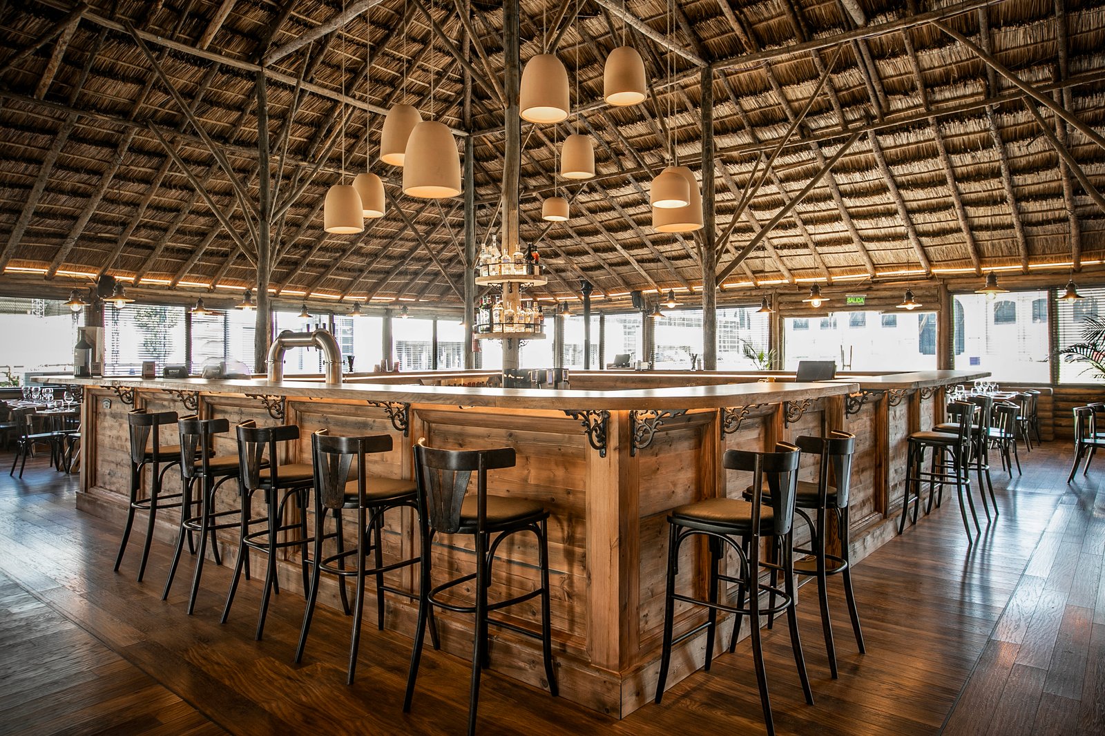 Espacio de restaurante con techo de madera y vigas expuestas — proyecto Barreto, por Estudio Losa, en Palermo