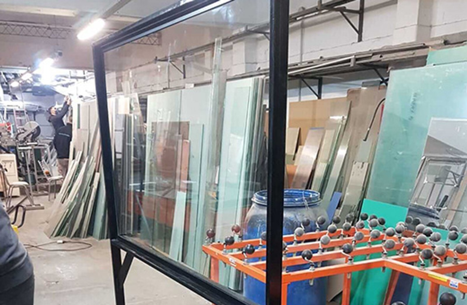 espacio industrial con paneles de vidrio y estanterías — proyecto Objetos especiales, por Cristalcenter, en Buenos Aires