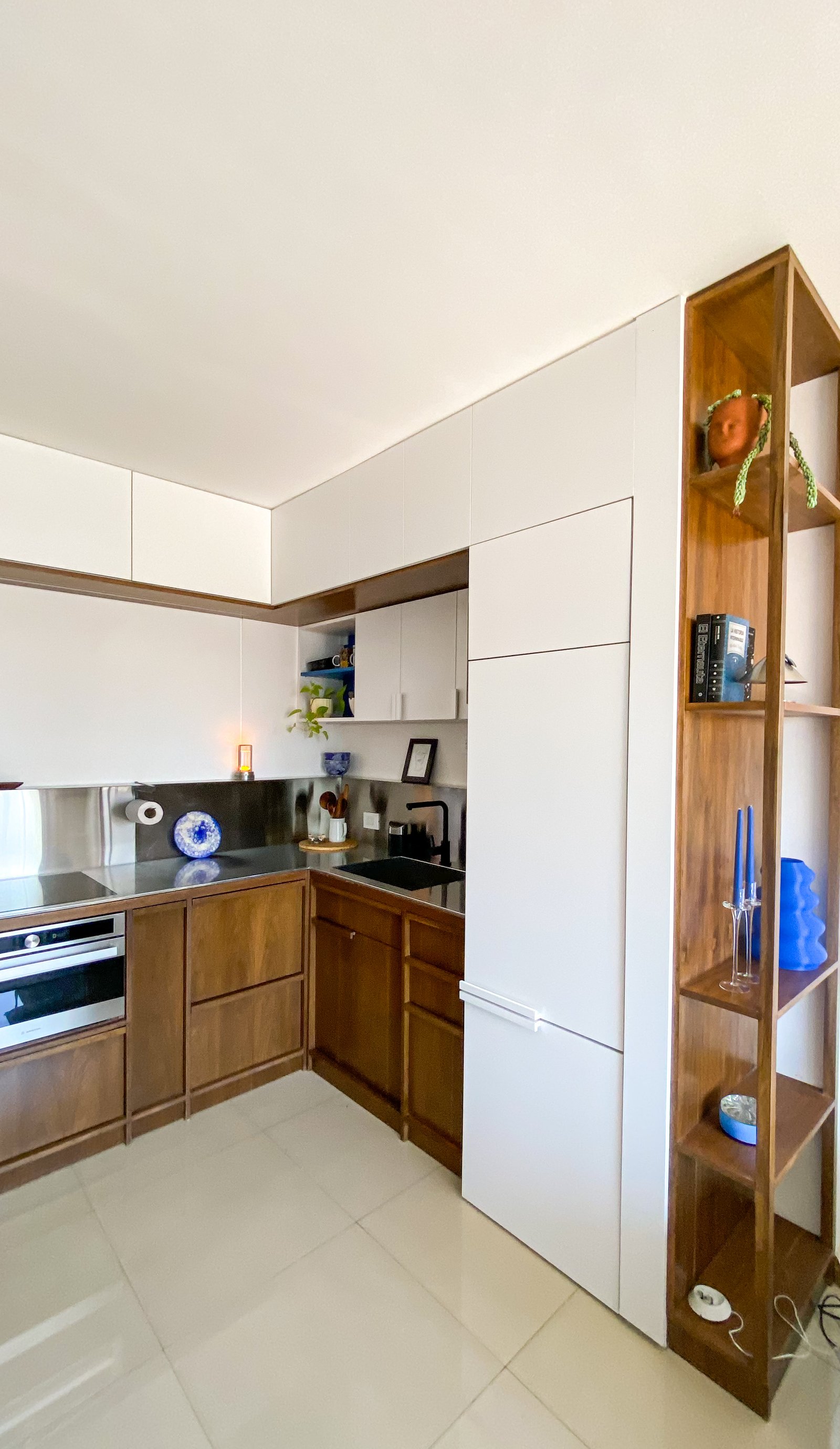 Cocina moderna con muebles de madera natural y estanterías abiertas — proyecto Proyecto Israel, por Arq.Flor Landsman, en Villa Crespo